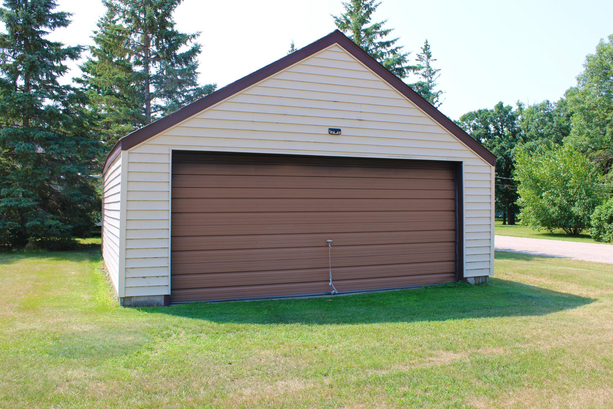 1969 single family home for sale at 506 Lincoln Avenue W in Karlstad, MN — 3 bed, 2 bath (photo 4 of 32)