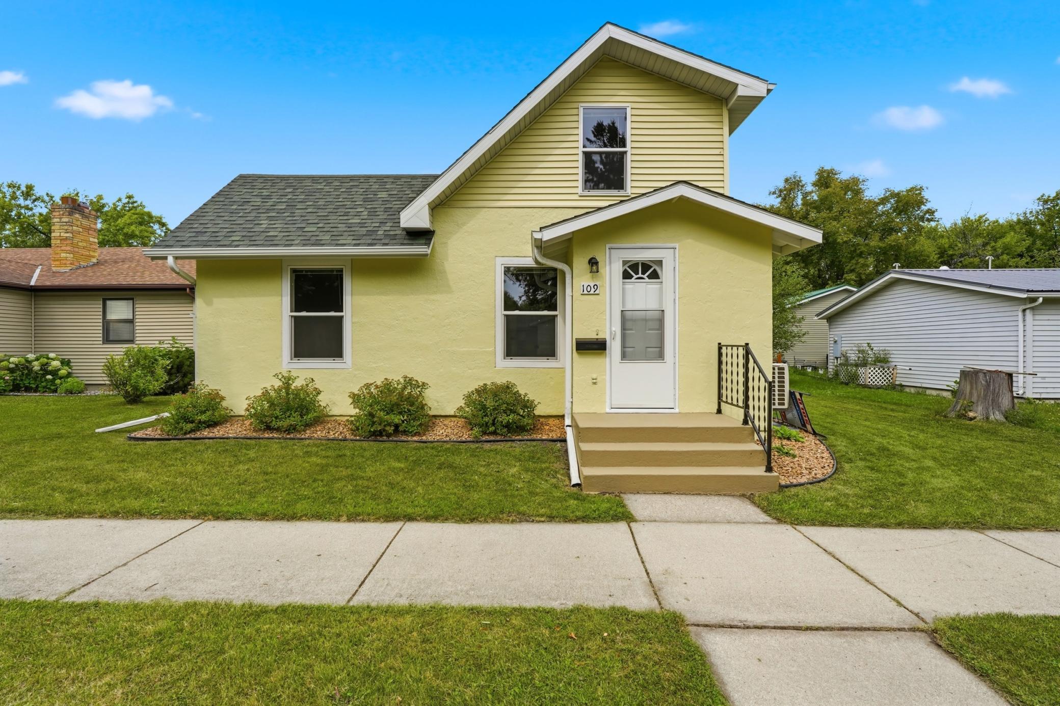1930 single family home for sale at 109 Kneale Avenue S in Thief River Falls, MN — 2 bed, 1 bath (photo 6 of 12)