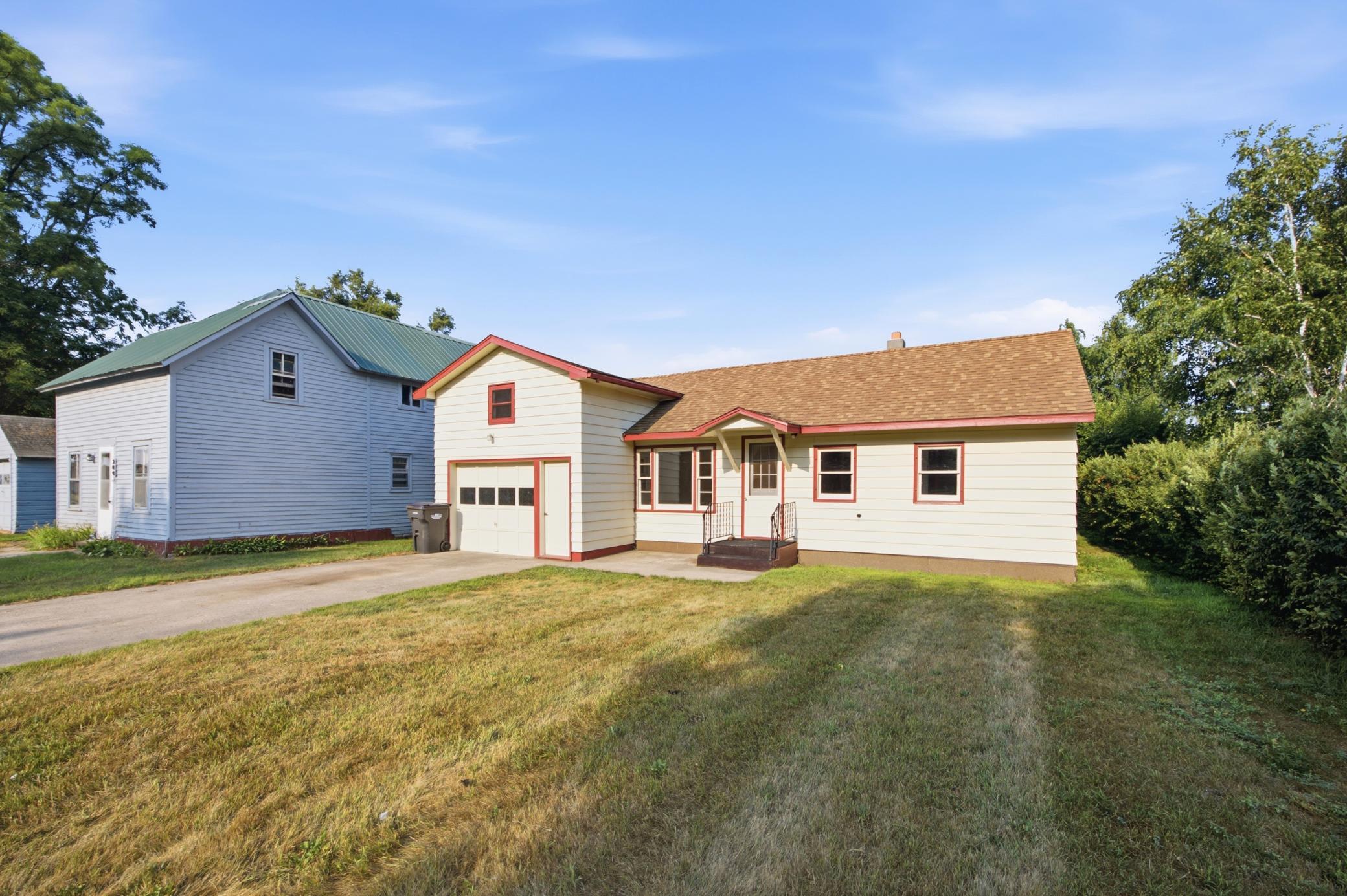 1950 single family home for sale at 206 1st Avenue NE in Hankinson, ND — 2 bed, 1 bath (photo 2 of 28)