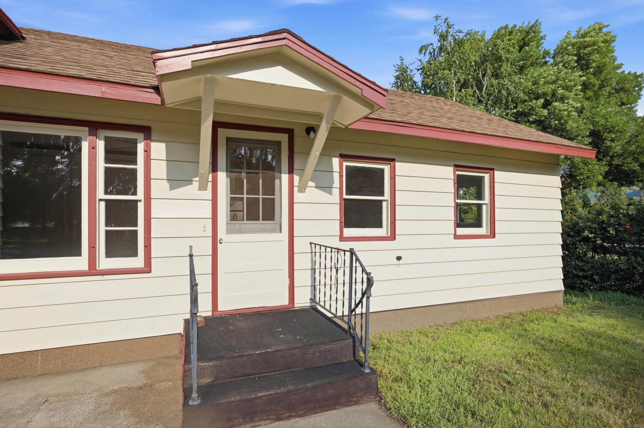 1950 single family home for sale at 206 1st Avenue NE in Hankinson, ND — 2 bed, 1 bath (photo 3 of 28)