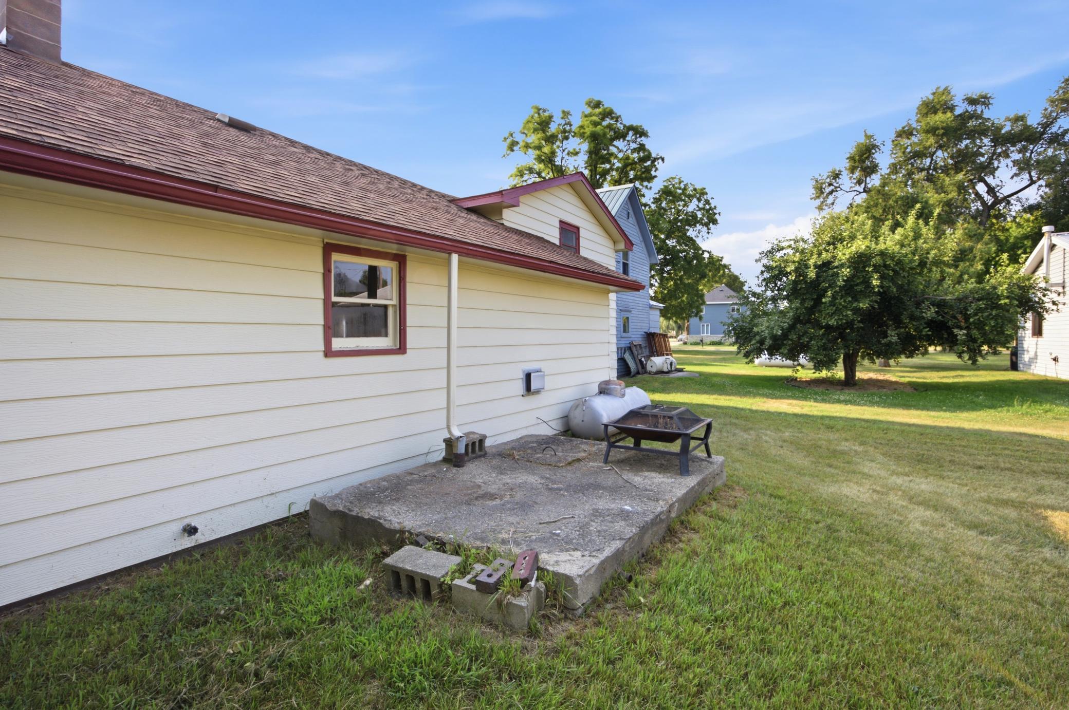 1950 single family home for sale at 206 1st Avenue NE in Hankinson, ND — 2 bed, 1 bath (photo 7 of 28)