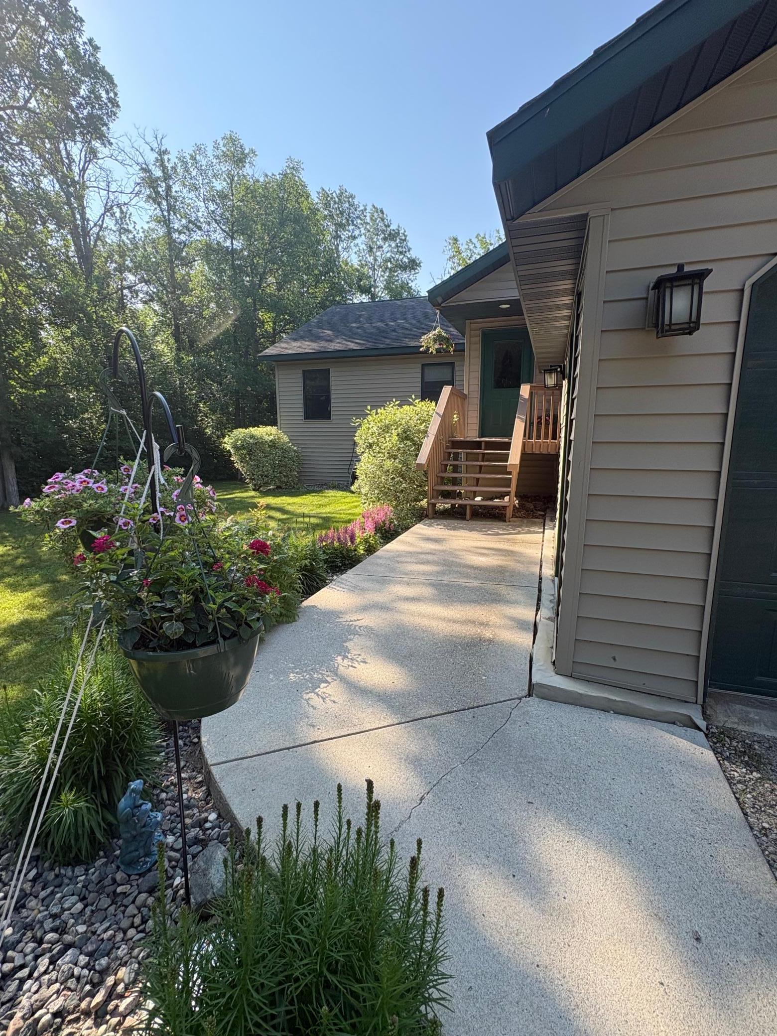2005 single family home for sale at 3914 Alder Street NE in Bemidji, MN — 5 bed, 3 bath (photo 2 of 42)