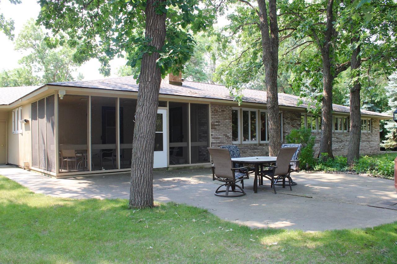 1965 single family home for sale at 911 Oakmont Drive in Thief River Falls, MN — 4 bed, 3 bath (photo 2 of 45)