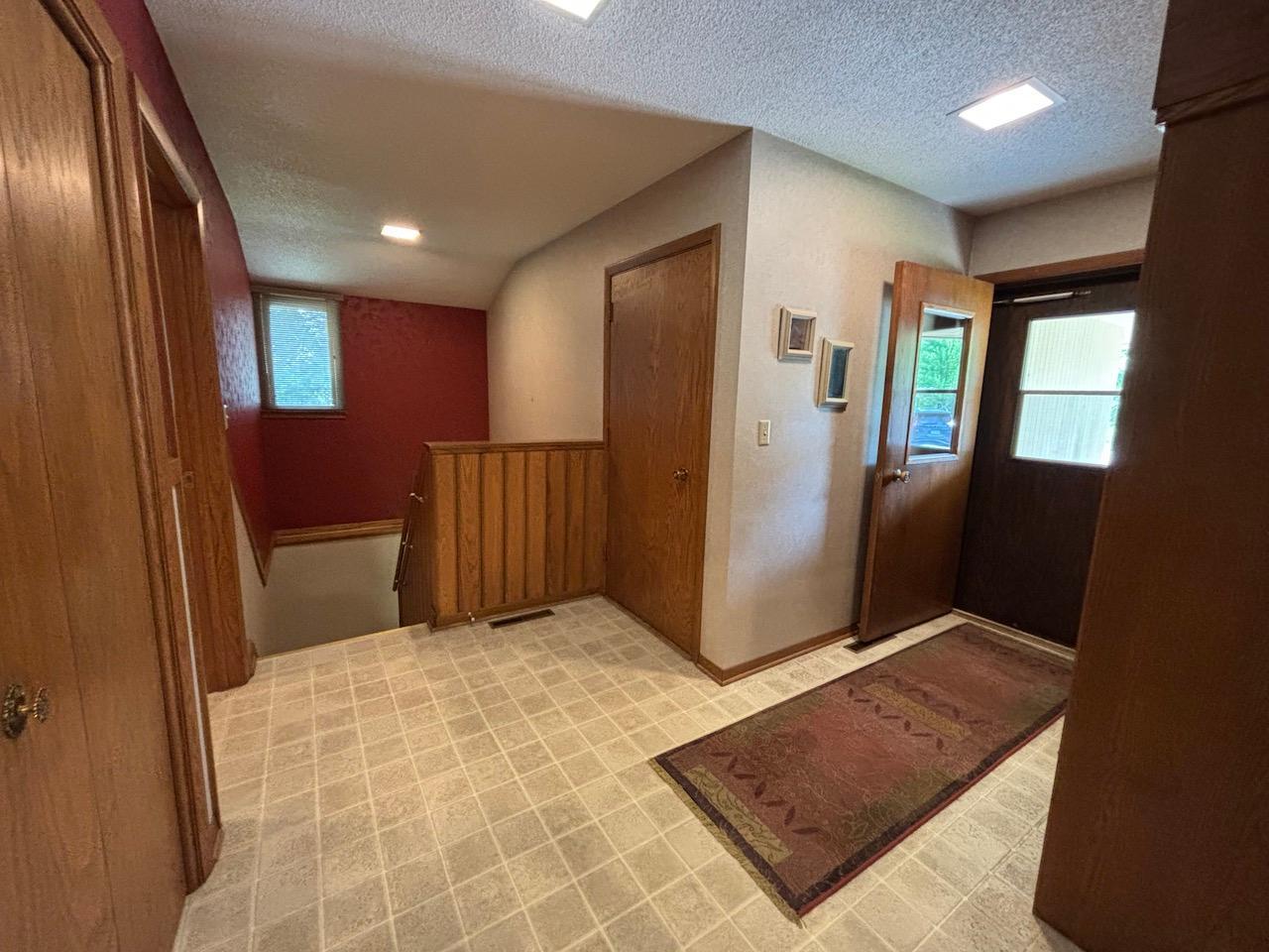 1965 single family home for sale at 911 Oakmont Drive in Thief River Falls, MN — 4 bed, 3 bath (photo 17 of 45)