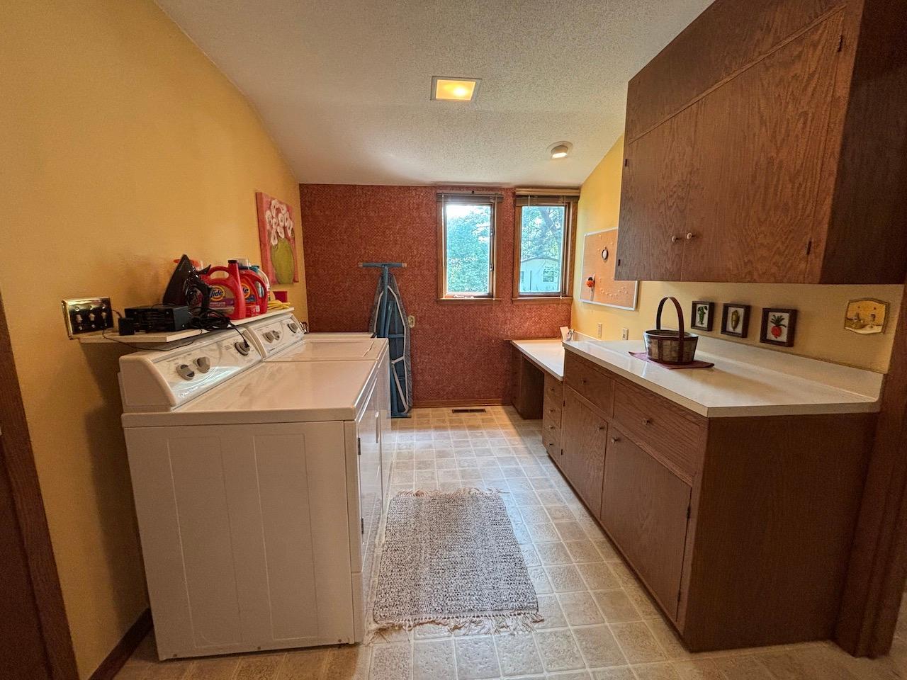 1965 single family home for sale at 911 Oakmont Drive in Thief River Falls, MN — 4 bed, 3 bath (photo 19 of 45)
