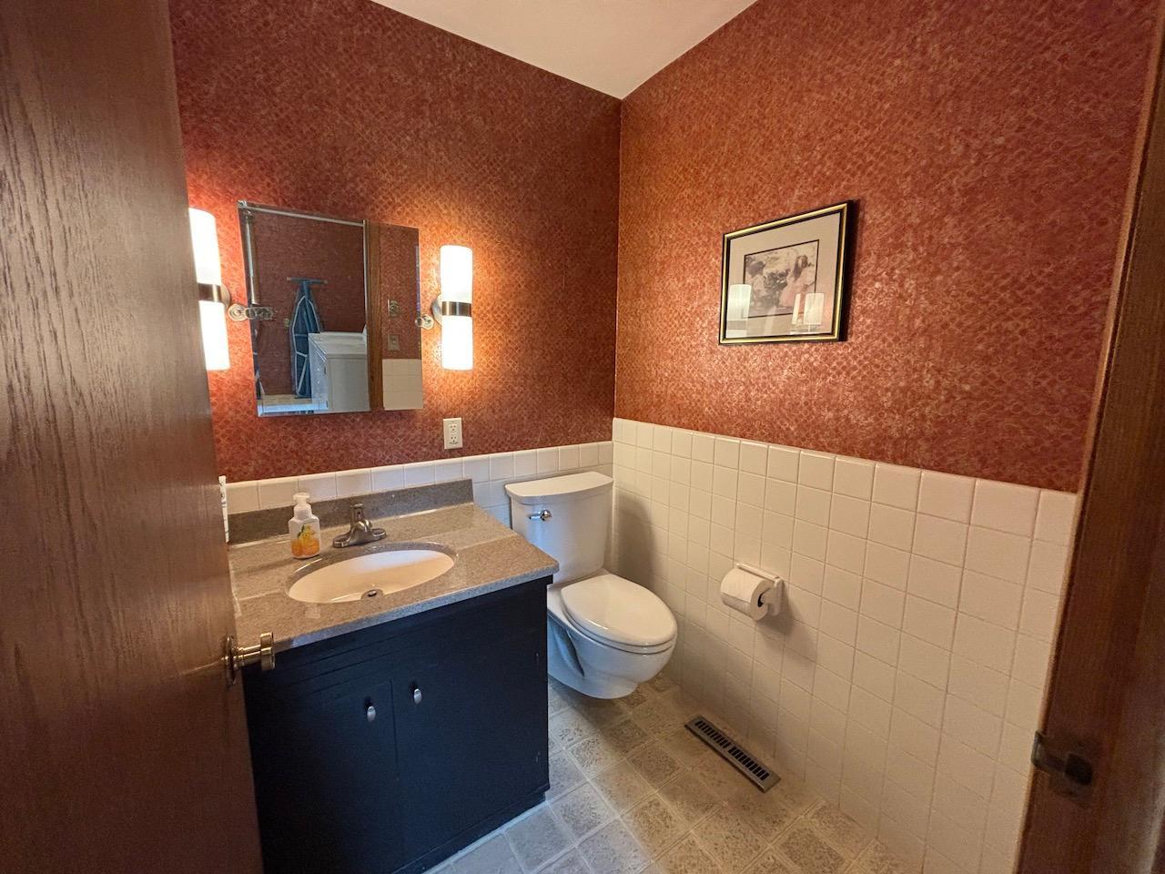 1965 single family home for sale at 911 Oakmont Drive in Thief River Falls, MN — 4 bed, 3 bath (photo 20 of 45)