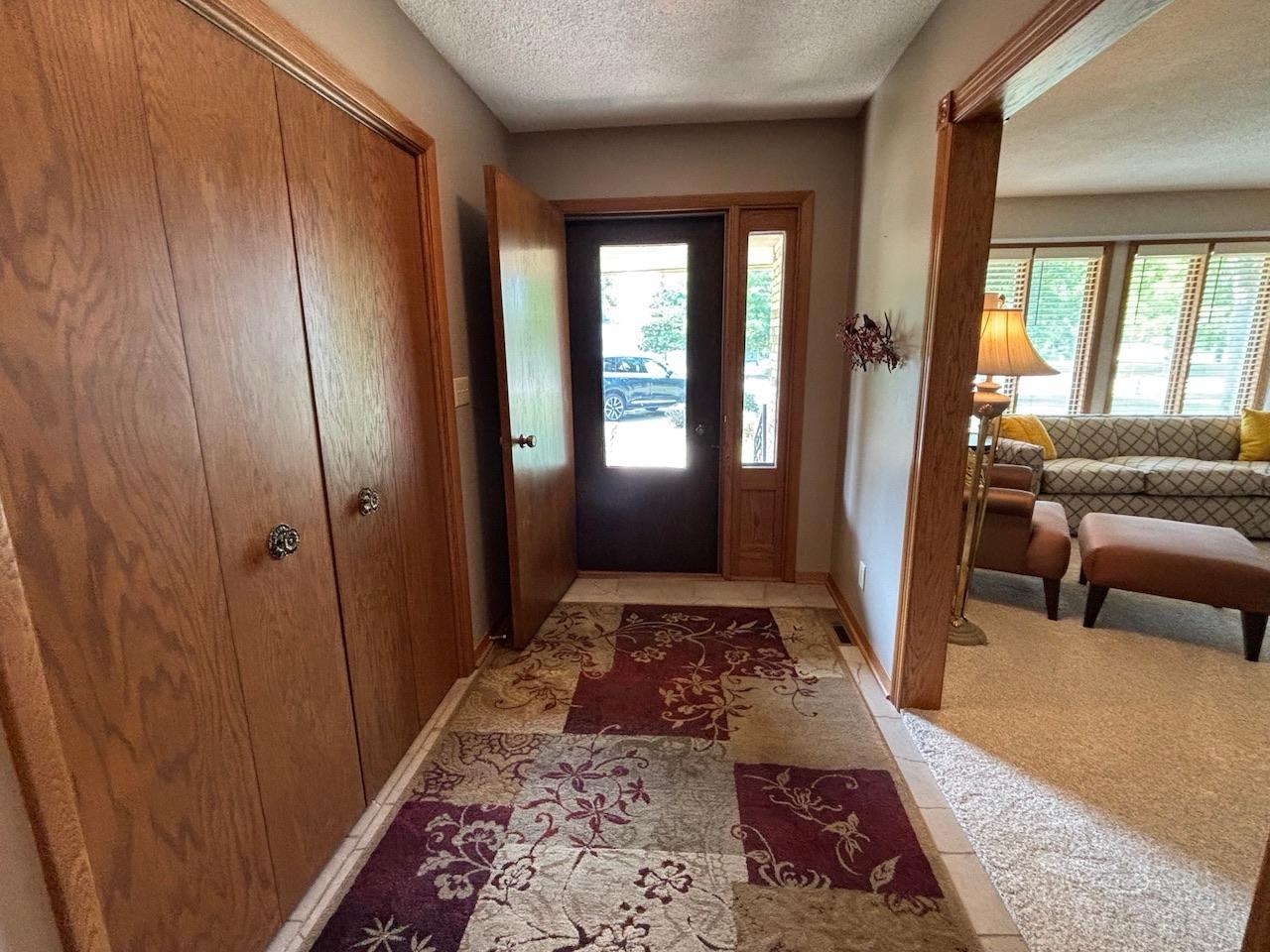 1965 single family home for sale at 911 Oakmont Drive in Thief River Falls, MN — 4 bed, 3 bath (photo 3 of 45)