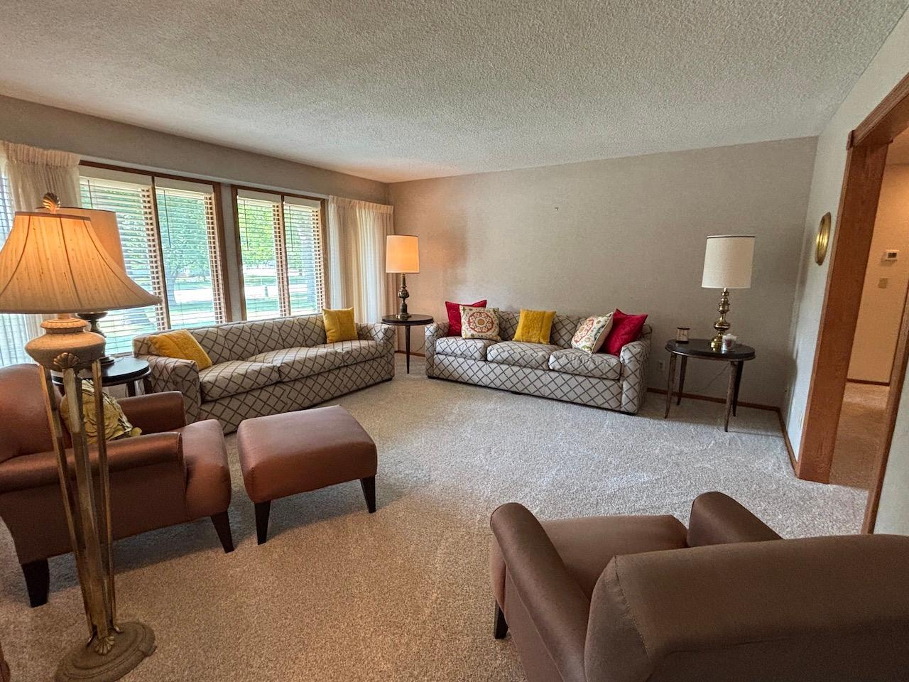 1965 single family home for sale at 911 Oakmont Drive in Thief River Falls, MN — 4 bed, 3 bath (photo 4 of 45)