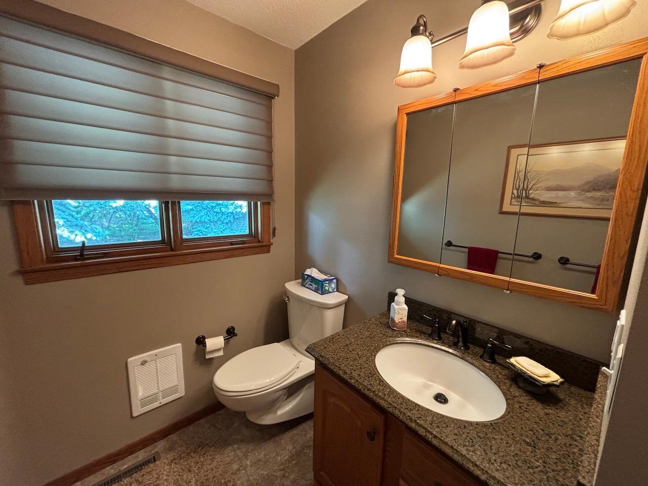 1965 single family home for sale at 911 Oakmont Drive in Thief River Falls, MN — 4 bed, 3 bath (photo 36 of 45)