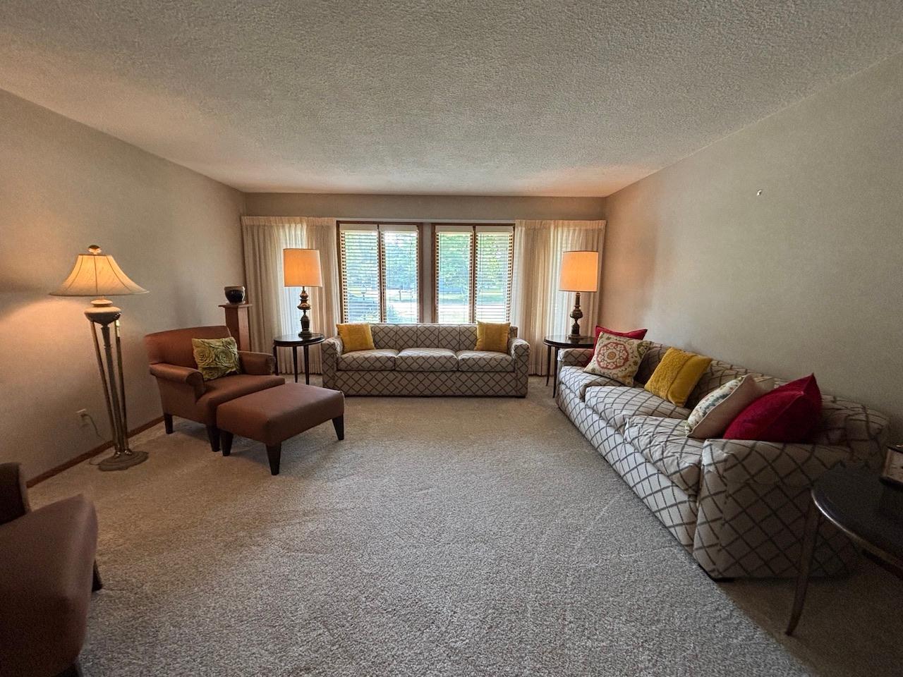 1965 single family home for sale at 911 Oakmont Drive in Thief River Falls, MN — 4 bed, 3 bath (photo 5 of 45)