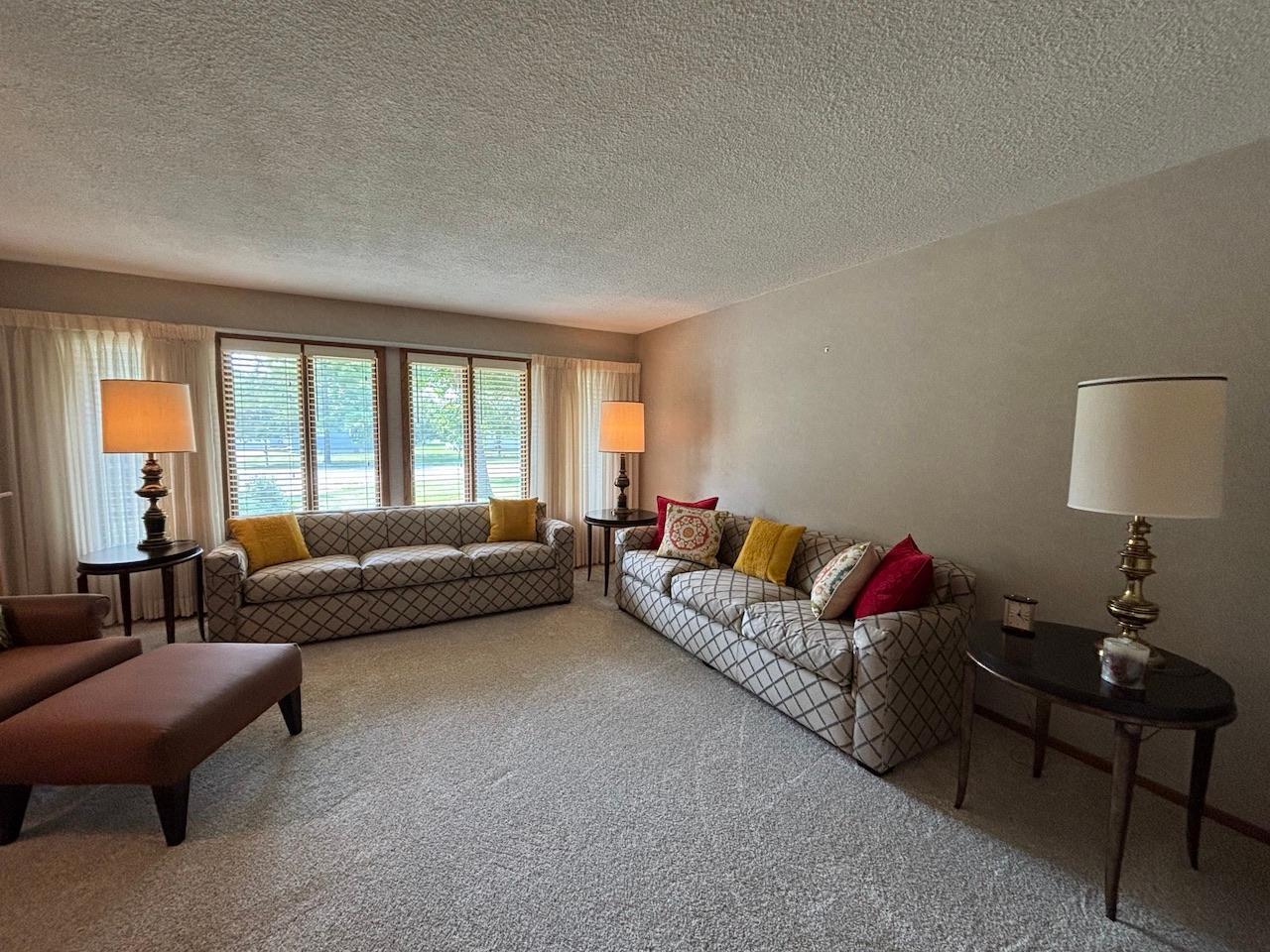 1965 single family home for sale at 911 Oakmont Drive in Thief River Falls, MN — 4 bed, 3 bath (photo 6 of 45)