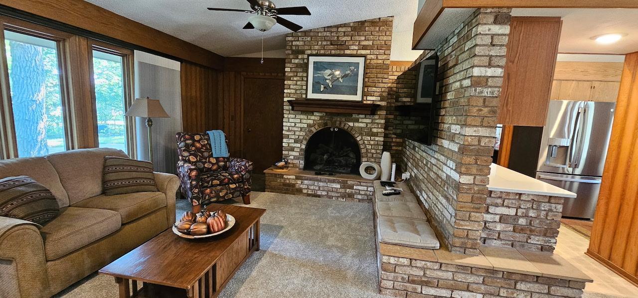 1965 single family home for sale at 911 Oakmont Drive in Thief River Falls, MN — 4 bed, 3 bath (photo 8 of 45)