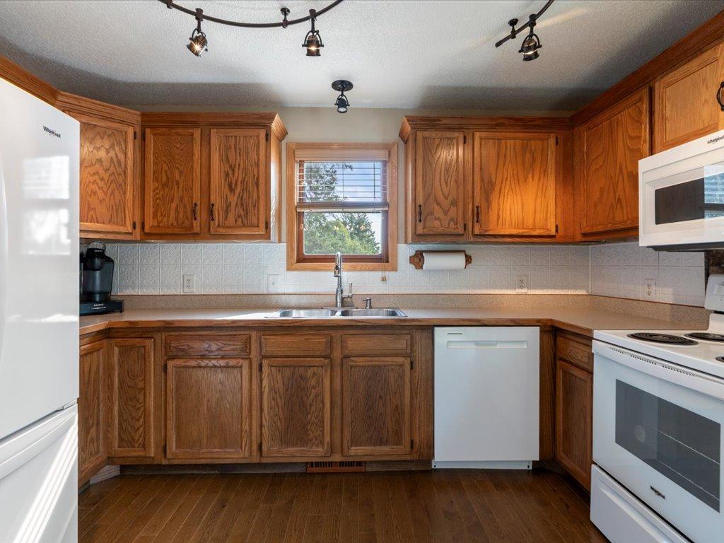 1910 single family home for sale at 39523 State Highway 47 in Aitkin, MN — 3 bed, 2 bath (photo 4 of 42)