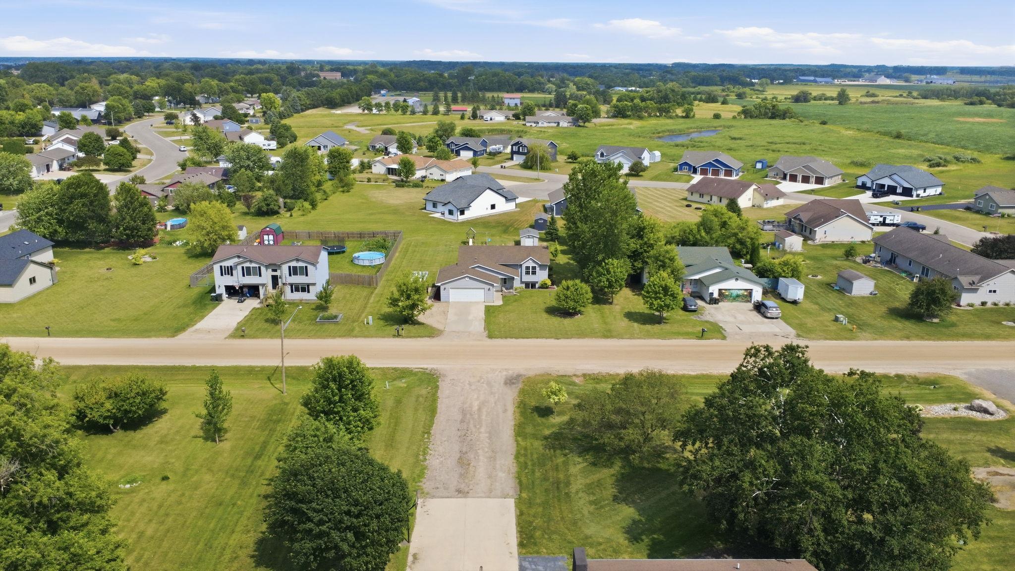 2003 single family home for sale at 605 W 8th Avenue in Osakis, MN — 4 bed, 2 bath (photo 2 of 32)