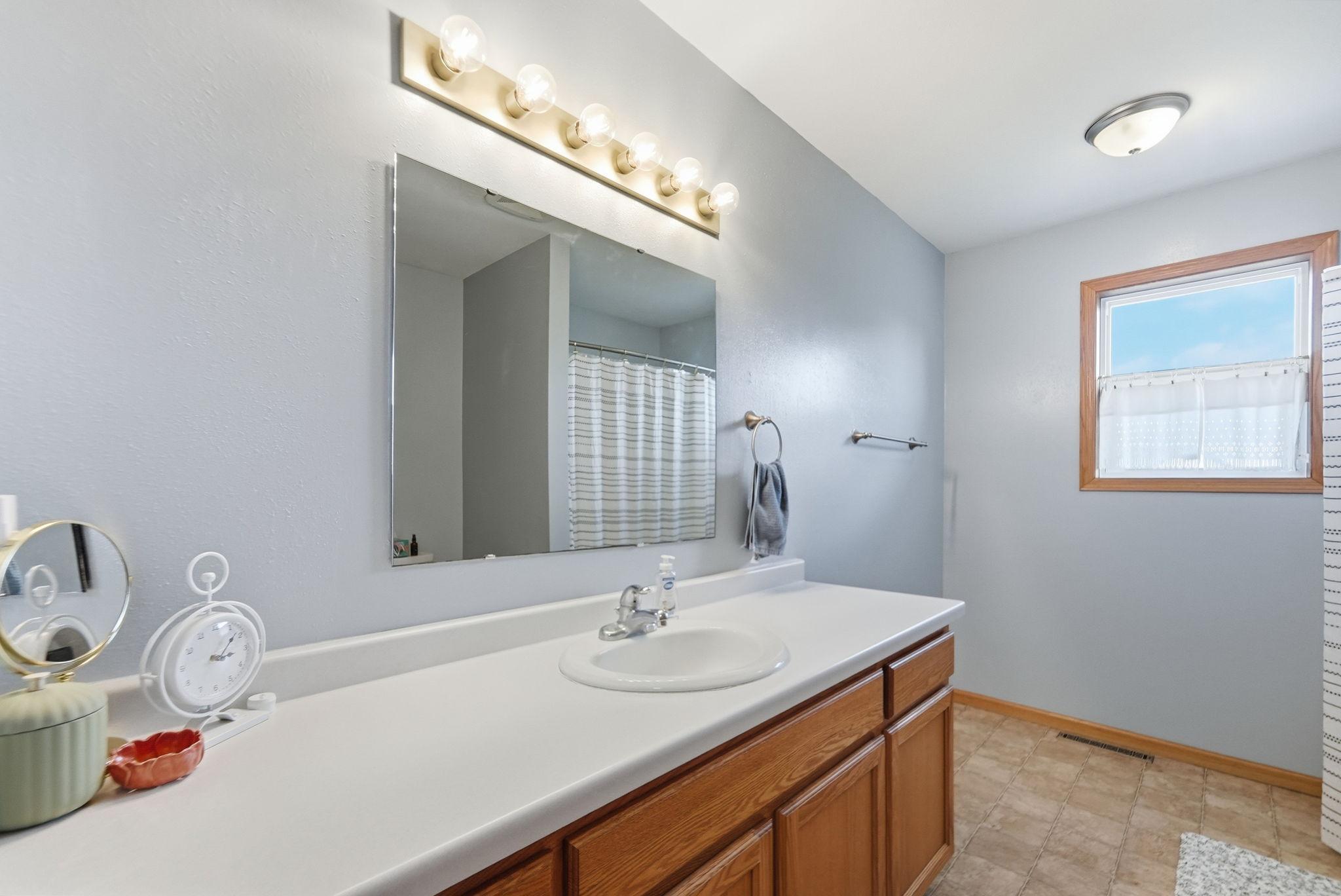 2003 single family home for sale at 605 W 8th Avenue in Osakis, MN — 4 bed, 2 bath (photo 15 of 32)