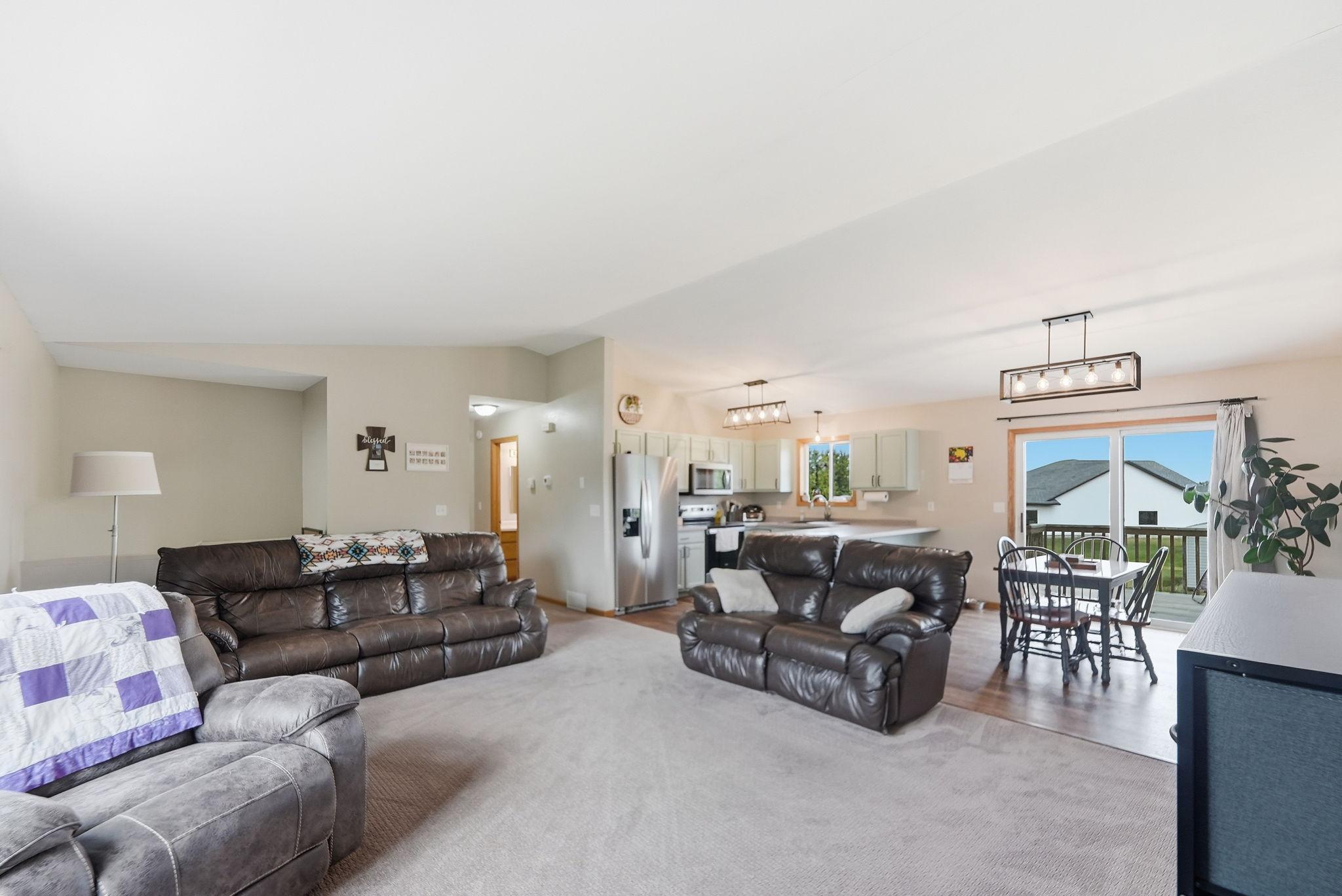 2003 single family home for sale at 605 W 8th Avenue in Osakis, MN — 4 bed, 2 bath (photo 7 of 32)
