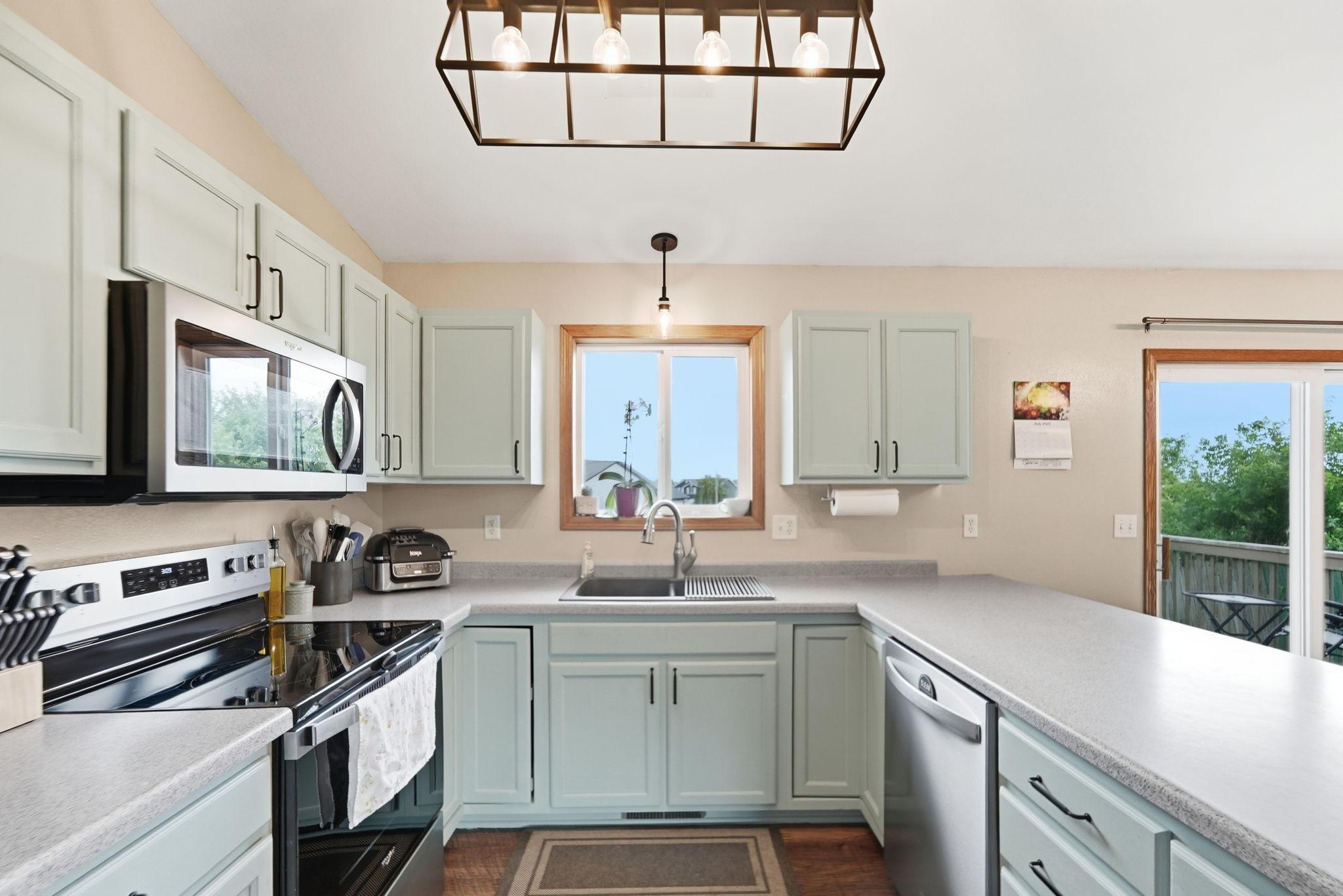 2003 single family home for sale at 605 W 8th Avenue in Osakis, MN — 4 bed, 2 bath (photo 9 of 32)