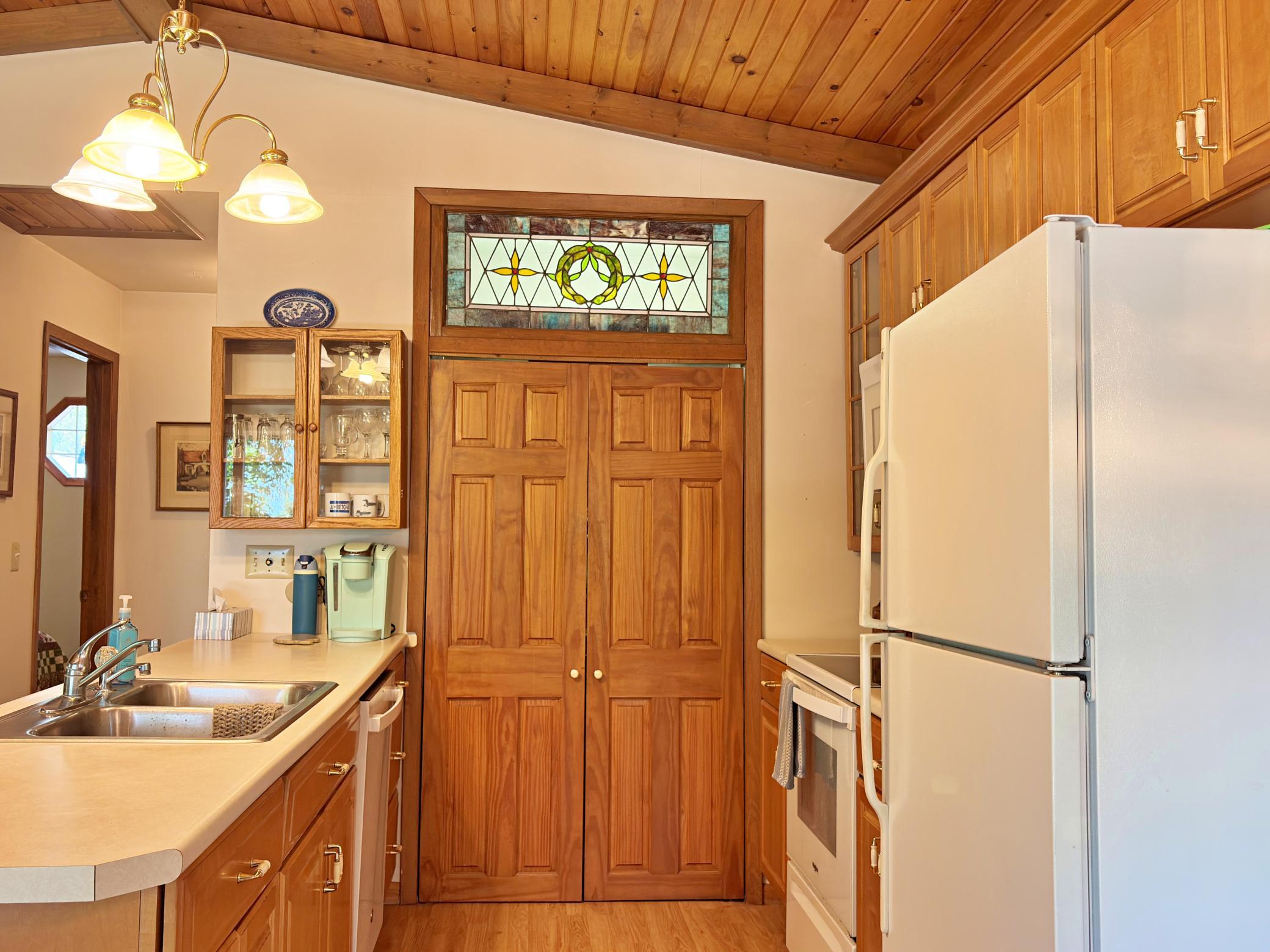 1986 single family home for sale at 9962 Knotty Pine Drive in Park Rapids, MN — 2 bed, 2 bath (photo 11 of 48)
