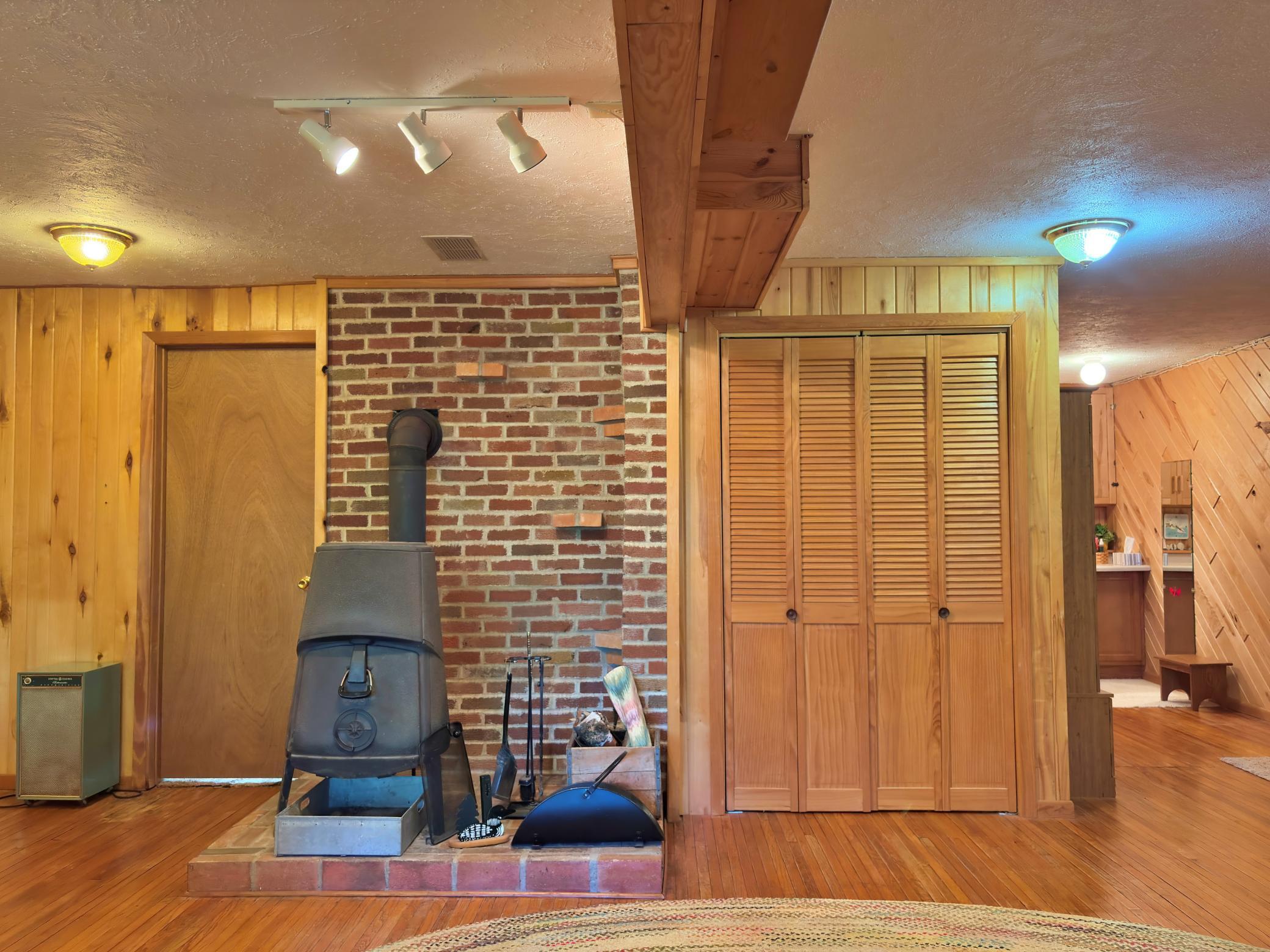 1986 single family home for sale at 9962 Knotty Pine Drive in Park Rapids, MN — 2 bed, 2 bath (photo 19 of 48)