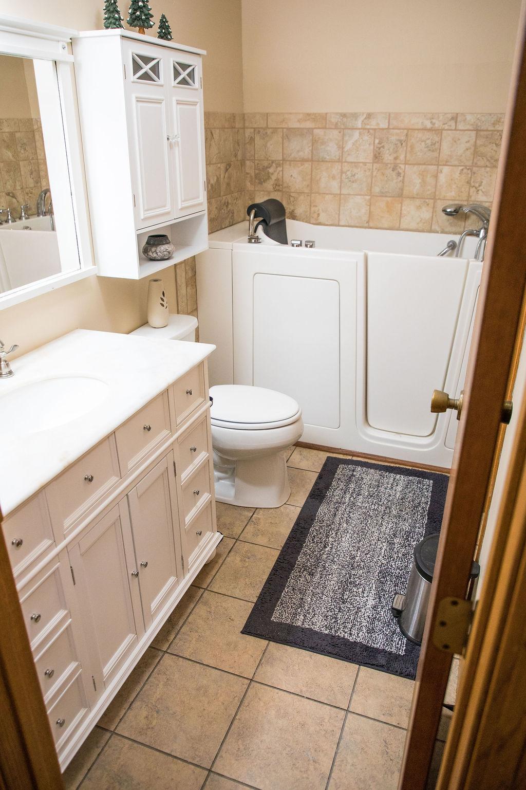 1991 single family home for sale at 2415 12th Avenue SW in Devils Lake, ND — 3 bed, 2 bath (photo 11 of 32)