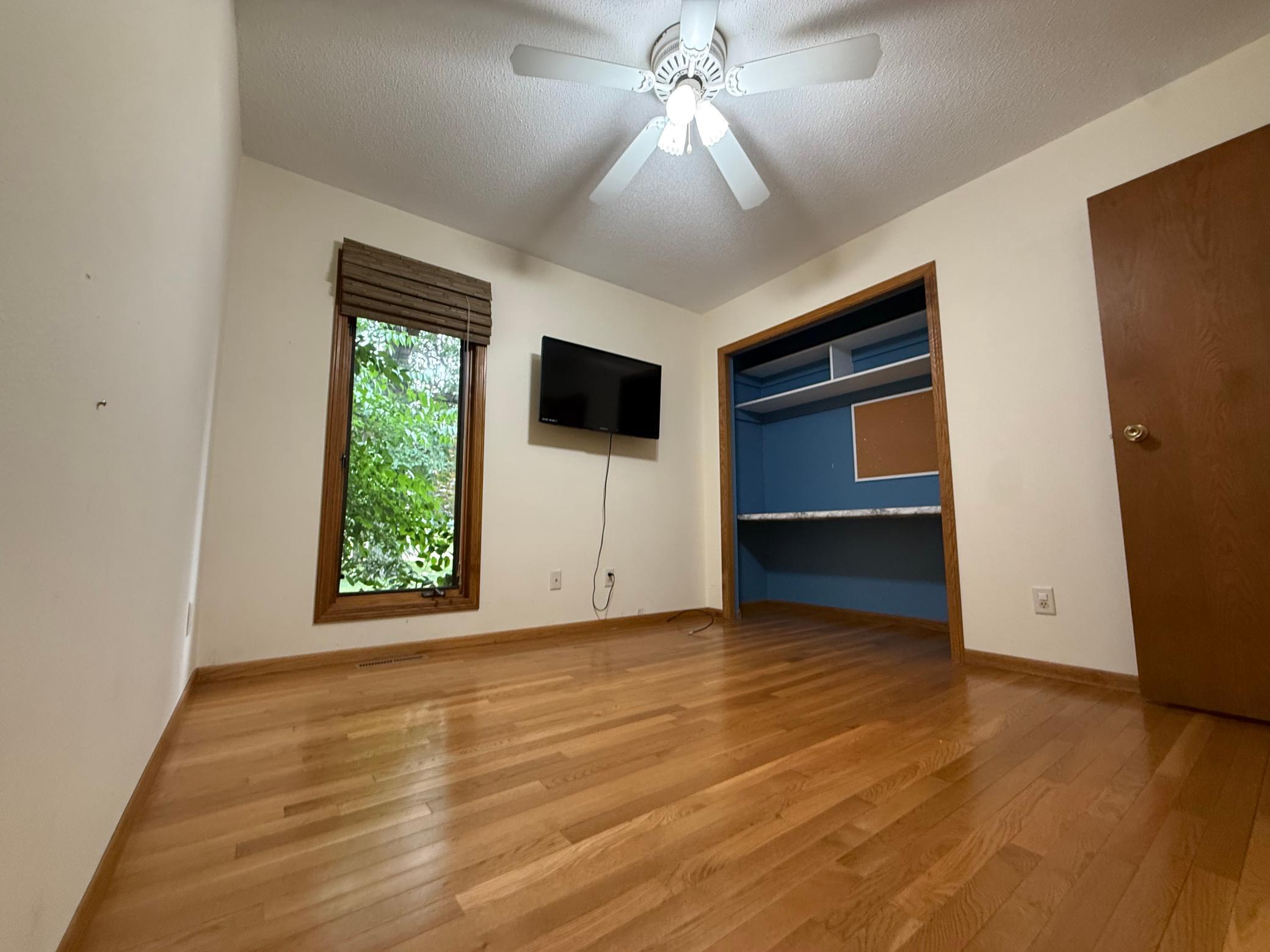 1991 single family home for sale at 2415 12th Avenue SW in Devils Lake, ND — 3 bed, 2 bath (photo 13 of 32)