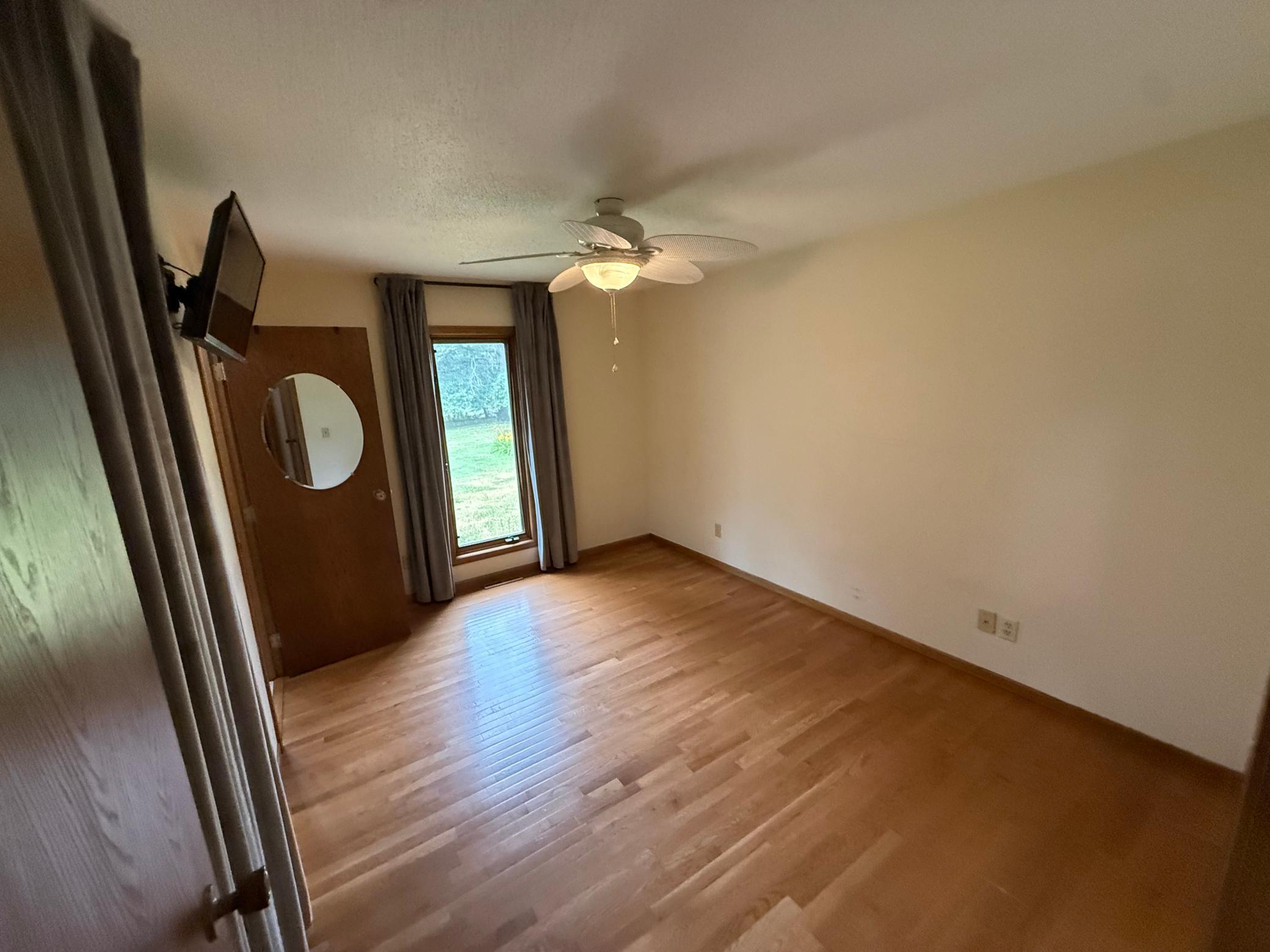 1991 single family home for sale at 2415 12th Avenue SW in Devils Lake, ND — 3 bed, 2 bath (photo 16 of 32)