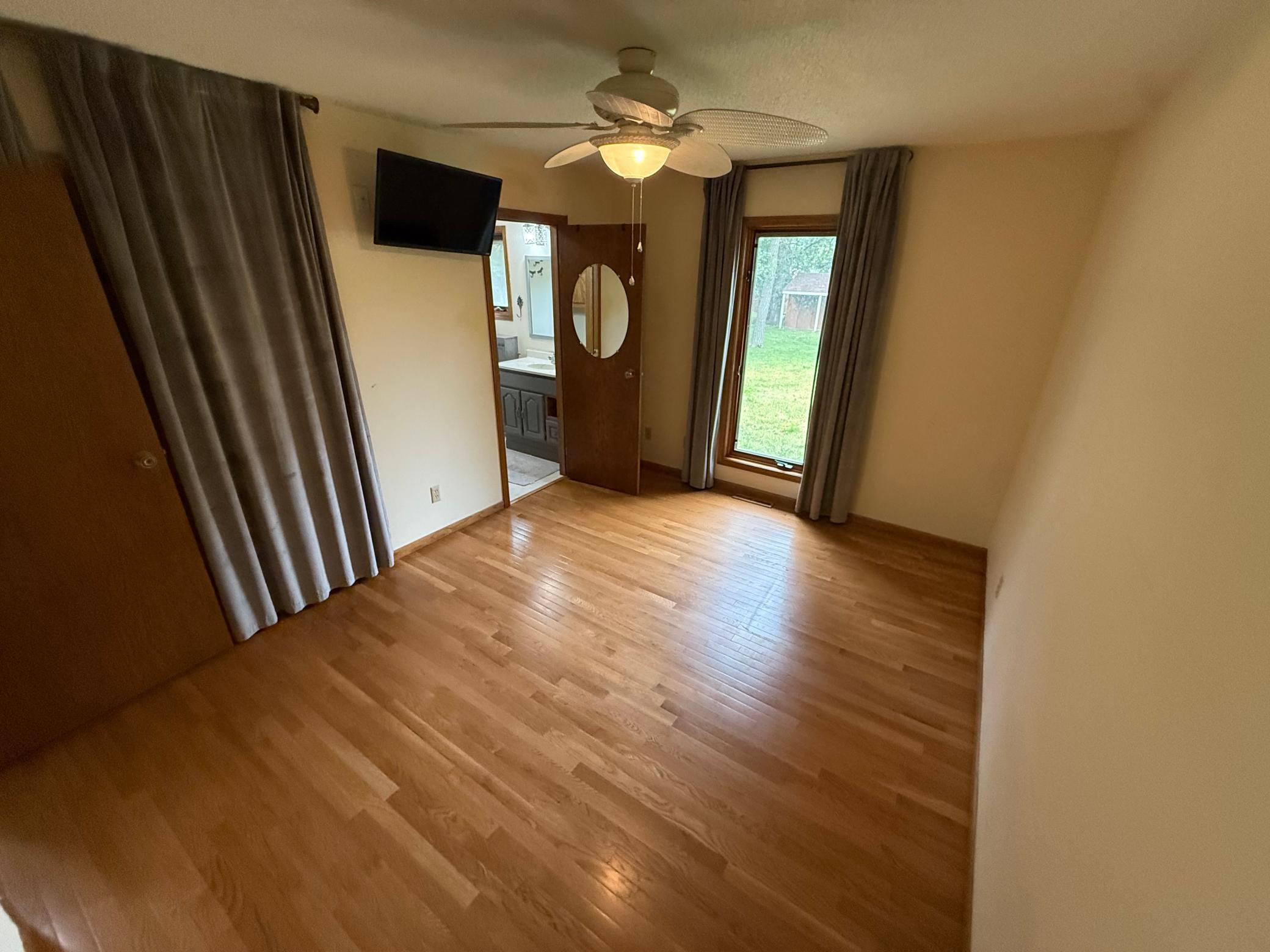 1991 single family home for sale at 2415 12th Avenue SW in Devils Lake, ND — 3 bed, 2 bath (photo 17 of 32)