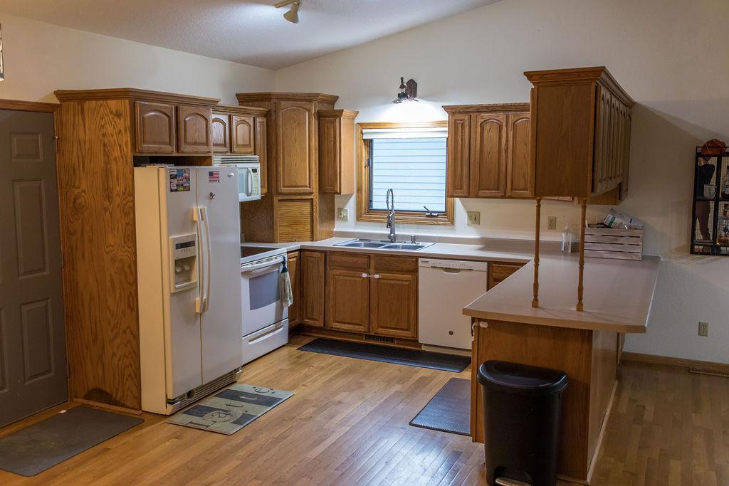 1991 single family home for sale at 2415 12th Avenue SW in Devils Lake, ND — 3 bed, 2 bath (photo 3 of 32)
