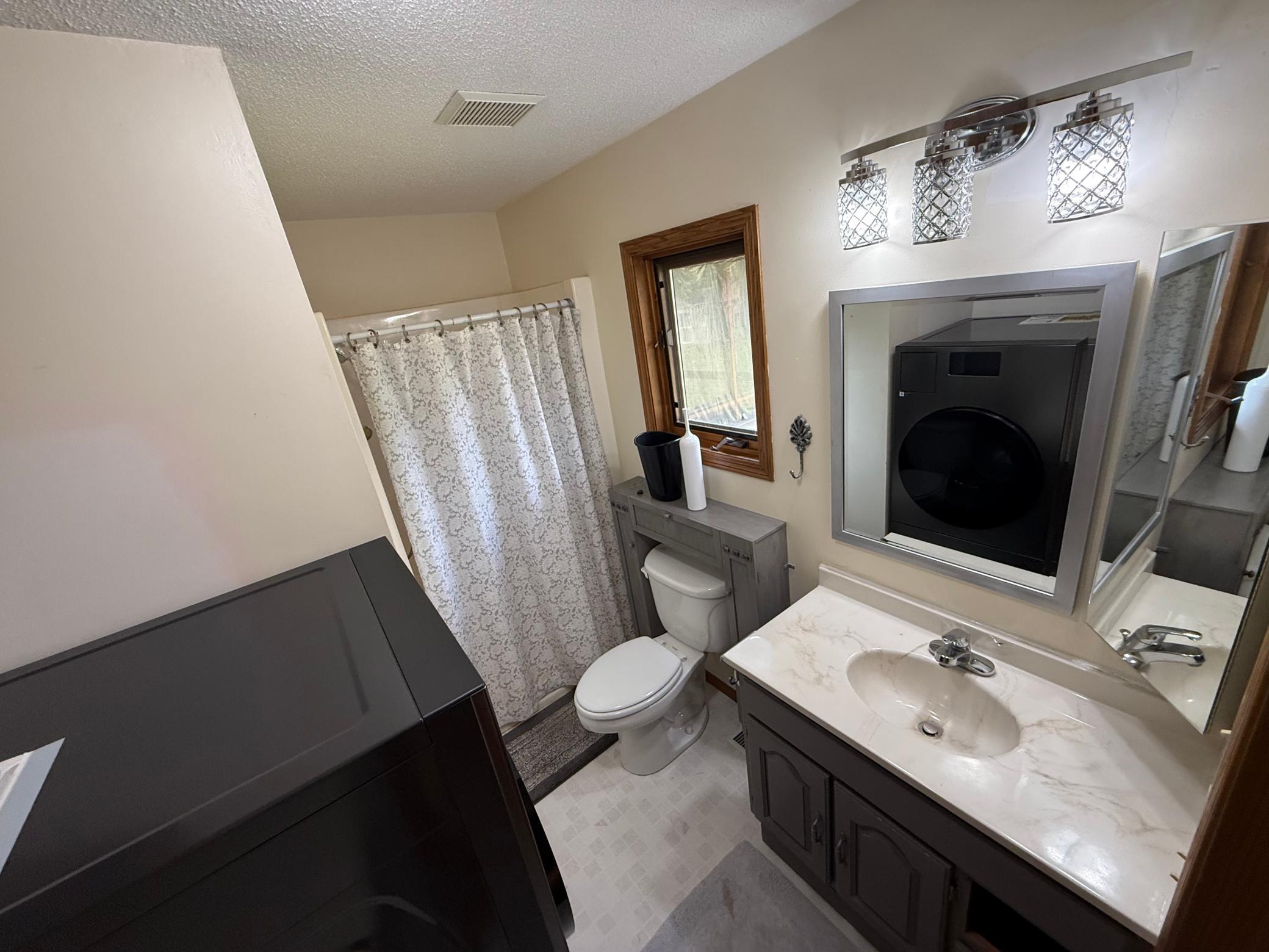 1991 single family home for sale at 2415 12th Avenue SW in Devils Lake, ND — 3 bed, 2 bath (photo 21 of 32)