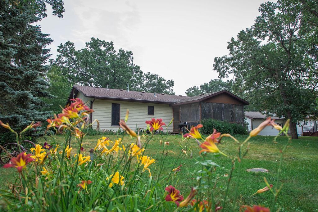 1991 single family home for sale at 2415 12th Avenue SW in Devils Lake, ND — 3 bed, 2 bath (photo 24 of 32)