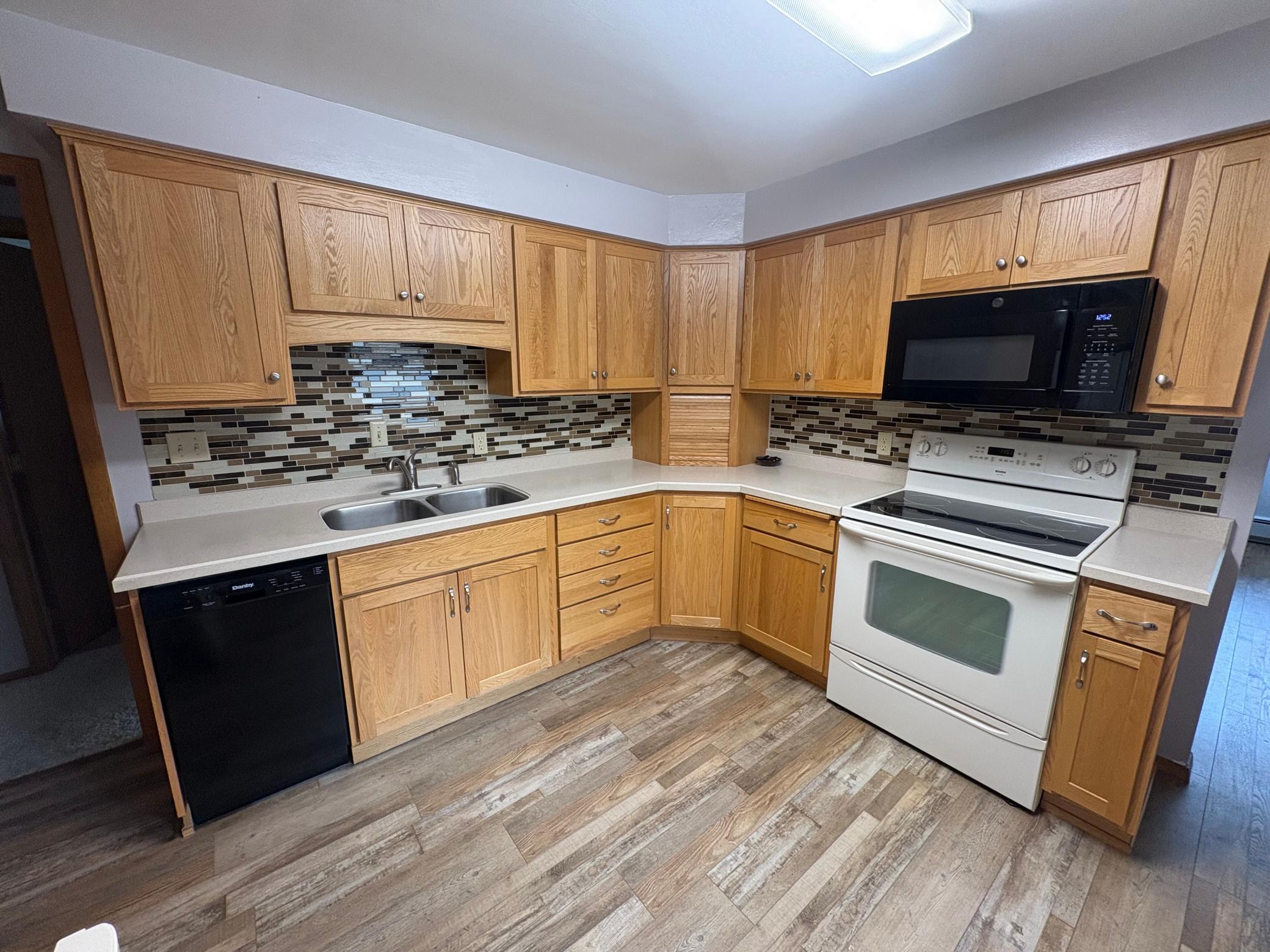 1967 single family home for sale at 1431 7th Street N in Wahpeton, ND — 4 bed, 2 bath (photo 6 of 26)