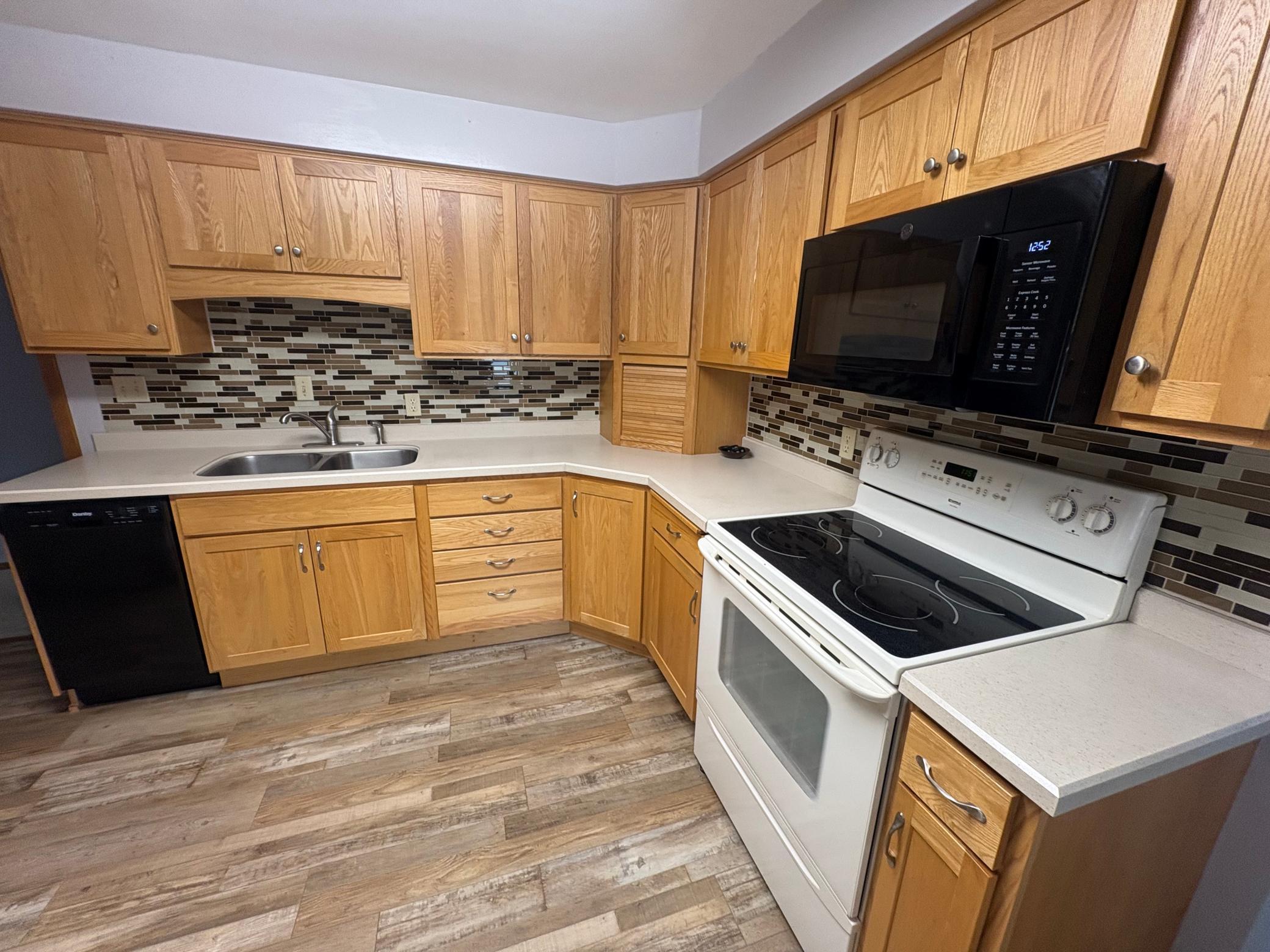 1967 single family home for sale at 1431 7th Street N in Wahpeton, ND — 4 bed, 2 bath (photo 7 of 26)