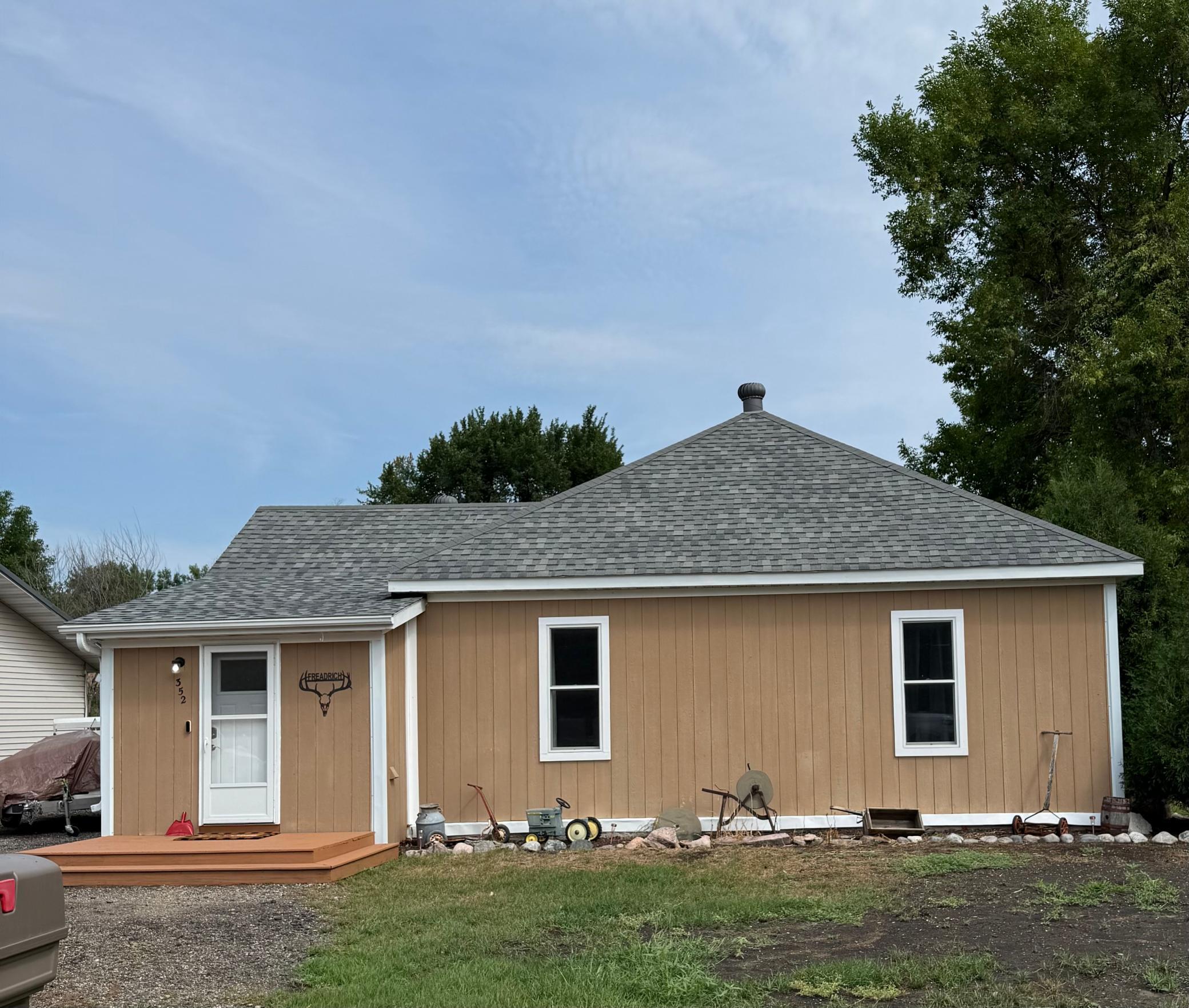 1903 single family home for sale at 352 3rd Avenue S in Casselton, ND — 2 bed, 3 bath (photo 2 of 47)