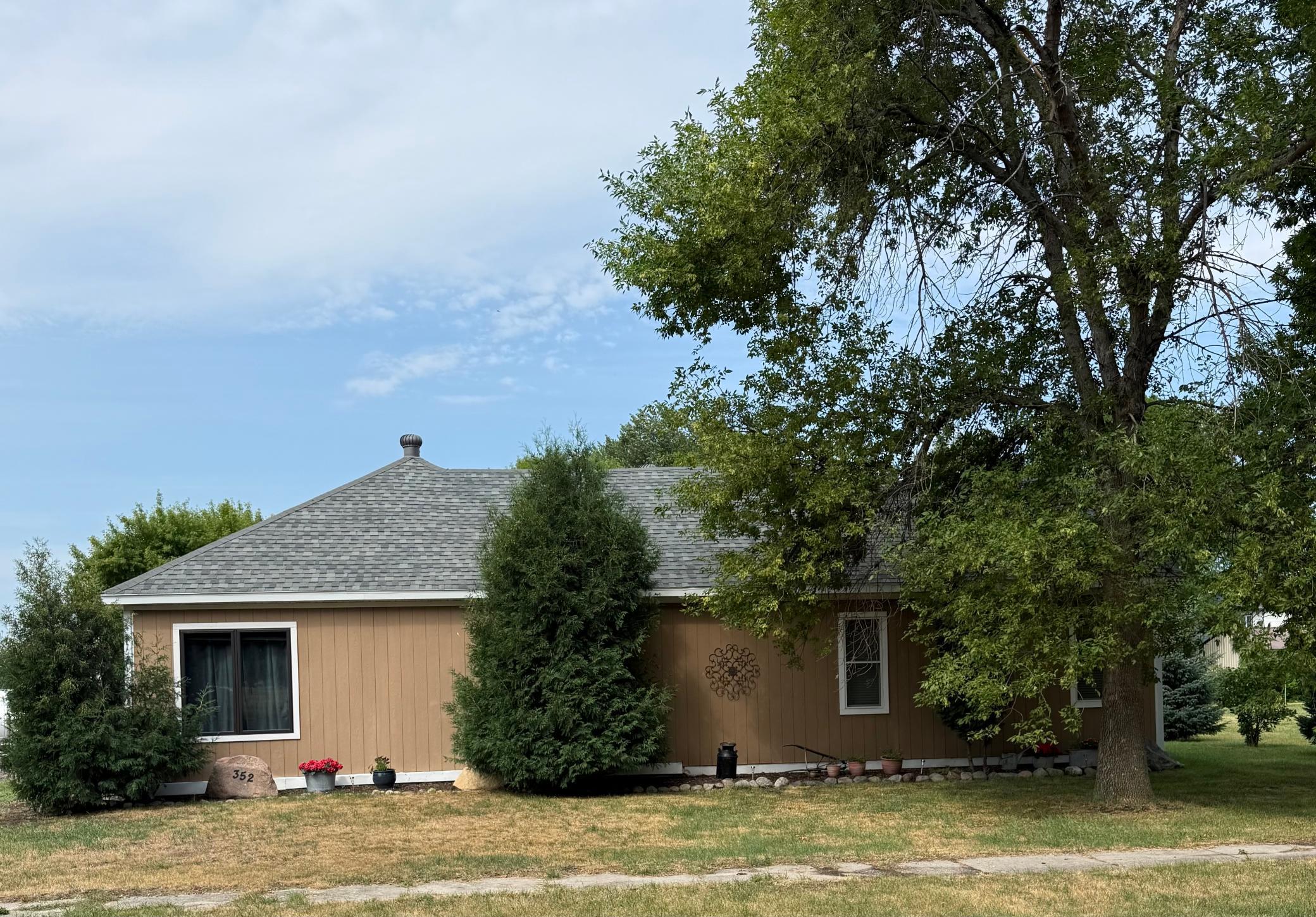 1903 single family home for sale at 352 3rd Avenue S in Casselton, ND — 2 bed, 3 bath (photo 4 of 47)