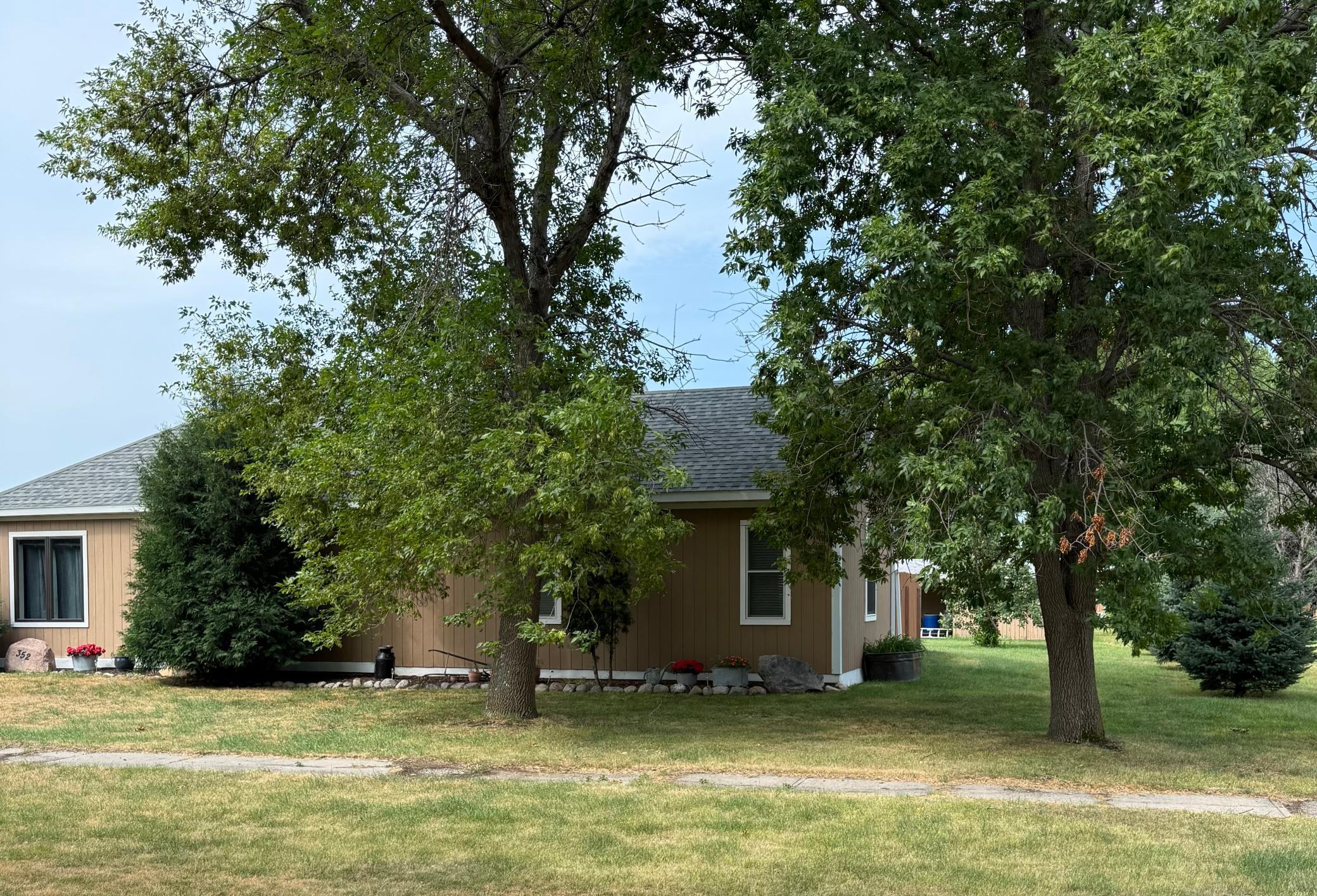 1903 single family home for sale at 352 3rd Avenue S in Casselton, ND — 2 bed, 3 bath (photo 5 of 47)