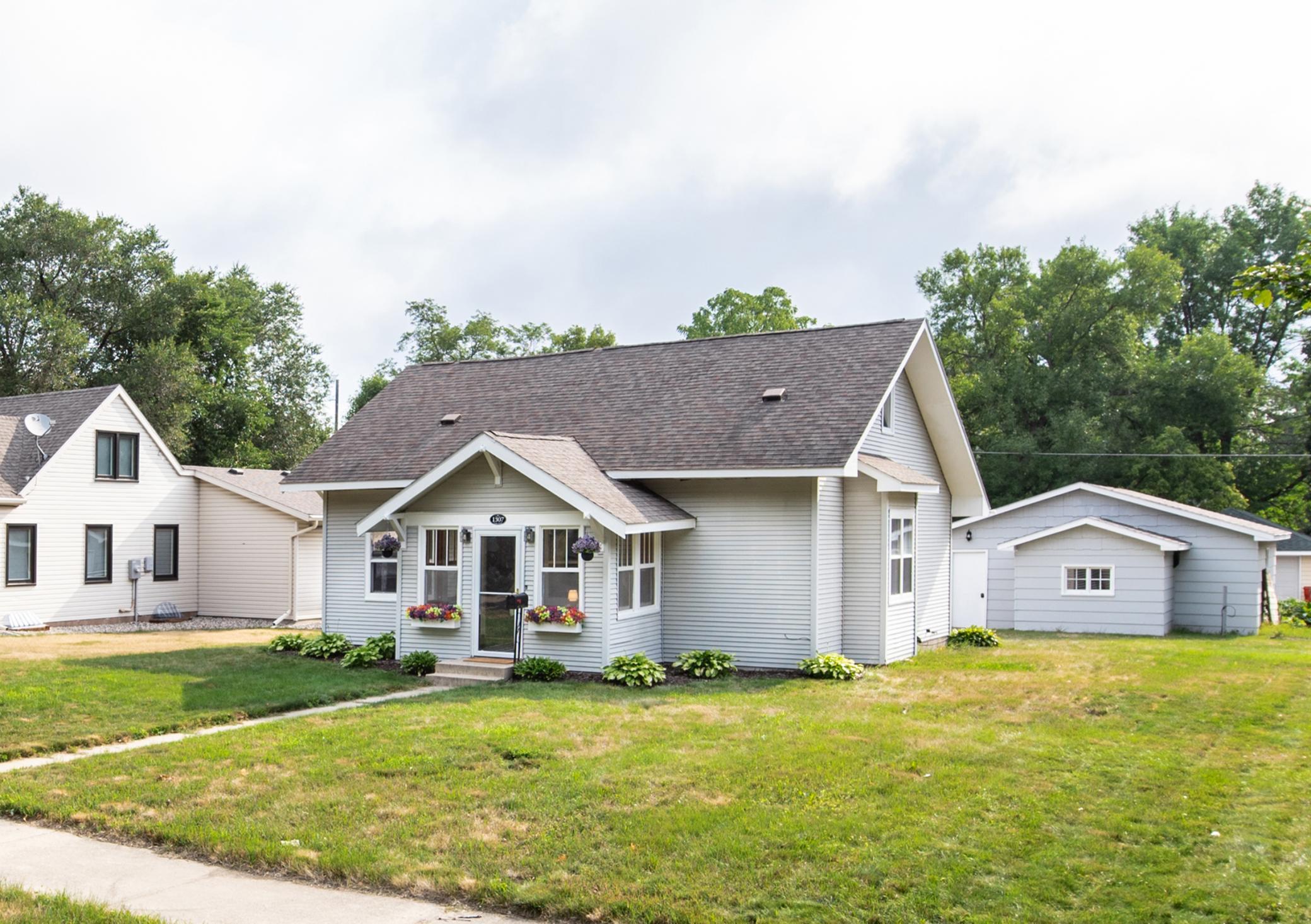 1927 single family home for sale at 1307 Cedar Street in Alexandria, MN — 2 bed, 2 bath (photo 2 of 28)