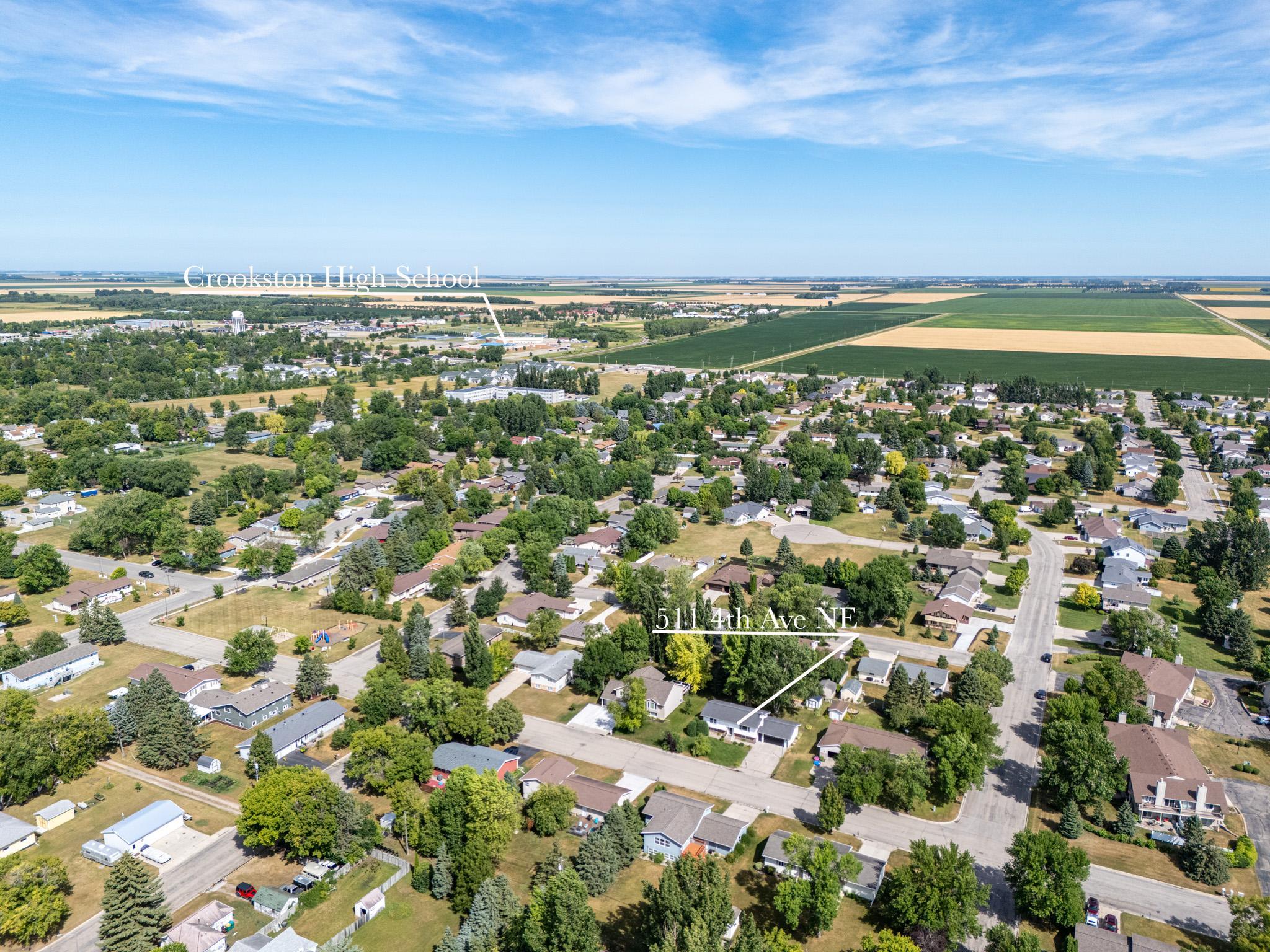 1977 single family home for sale at 511 4th Avenue NE in Crookston, MN — 4 bed, 2 bath (photo 2 of 35)