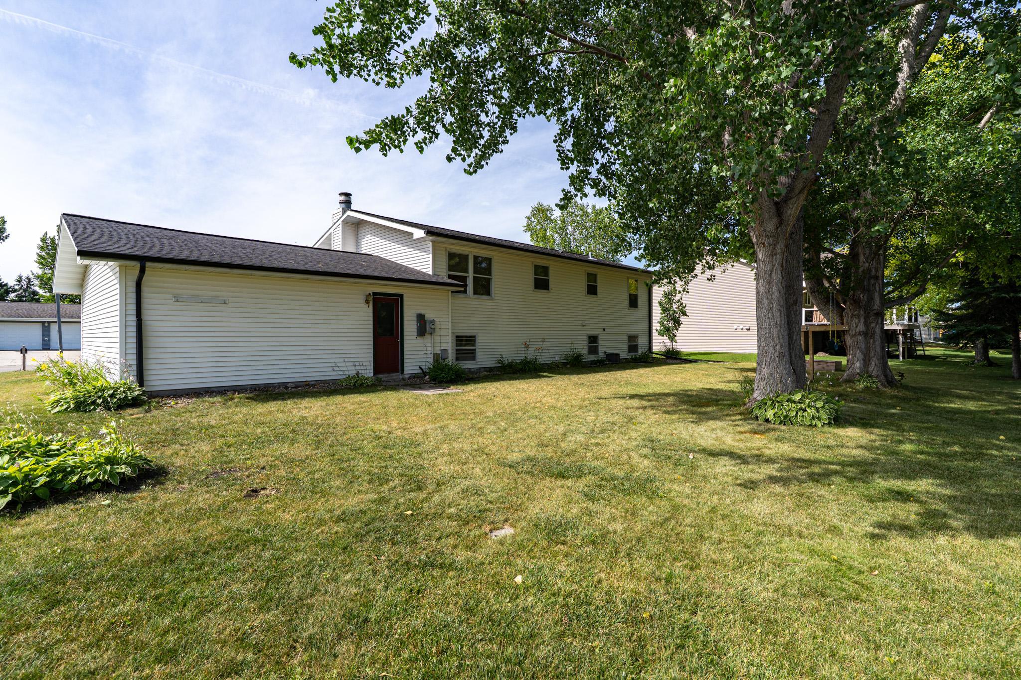 1977 single family home for sale at 511 4th Avenue NE in Crookston, MN — 4 bed, 2 bath (photo 33 of 35)