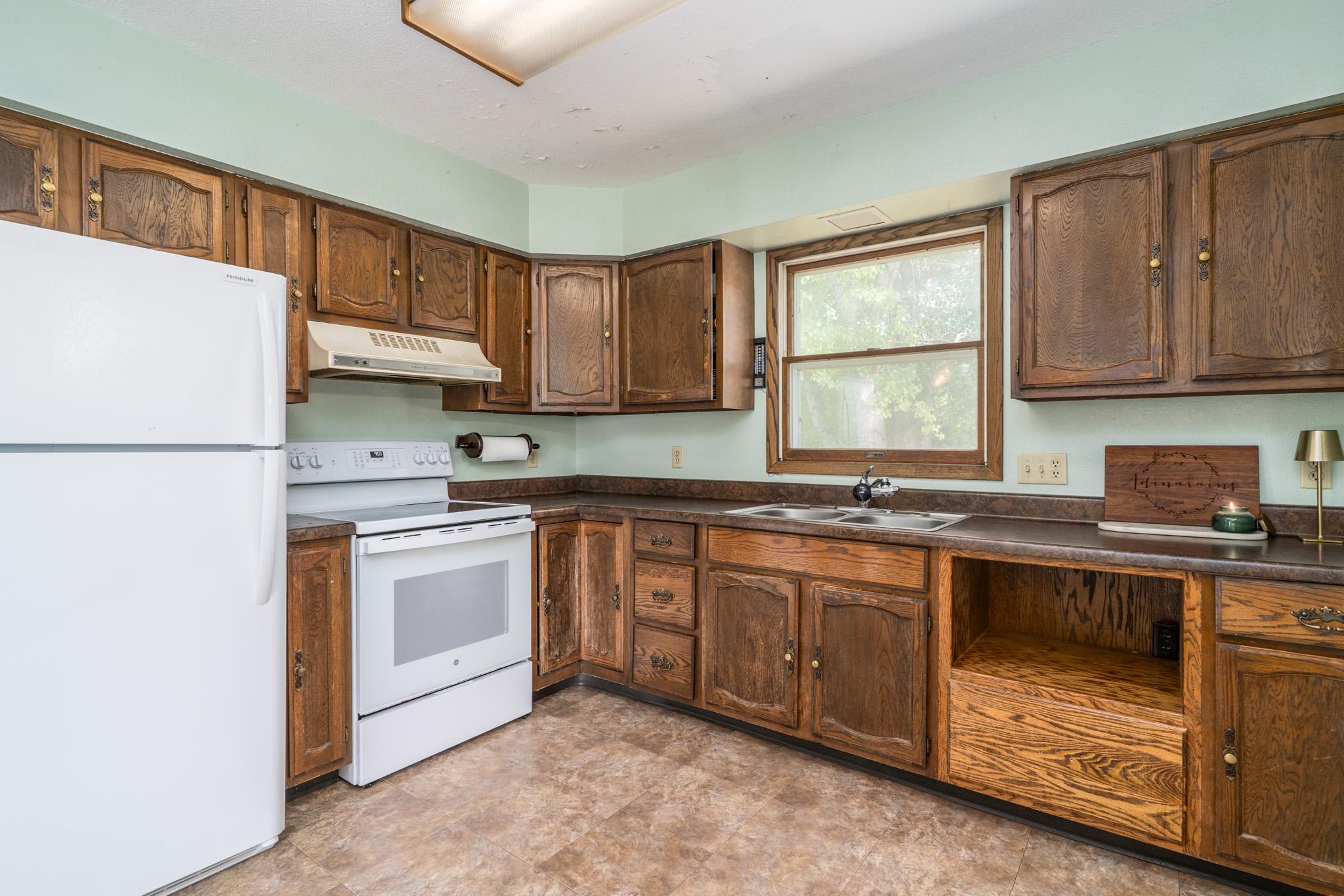 1977 single family home for sale at 511 4th Avenue NE in Crookston, MN — 4 bed, 2 bath (photo 7 of 35)