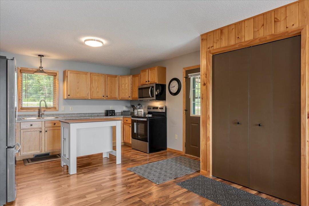1997 single family home for sale at 33025 County Road 39 in Breezy Point, MN — 2 bed, 1 bath (photo 11 of 28)
