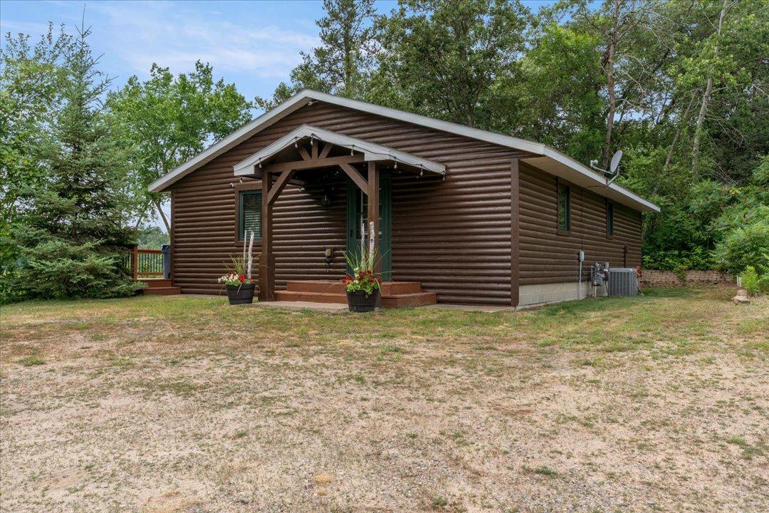 1997 single family home for sale at 33025 County Road 39 in Breezy Point, MN — 2 bed, 1 bath (photo 4 of 28)