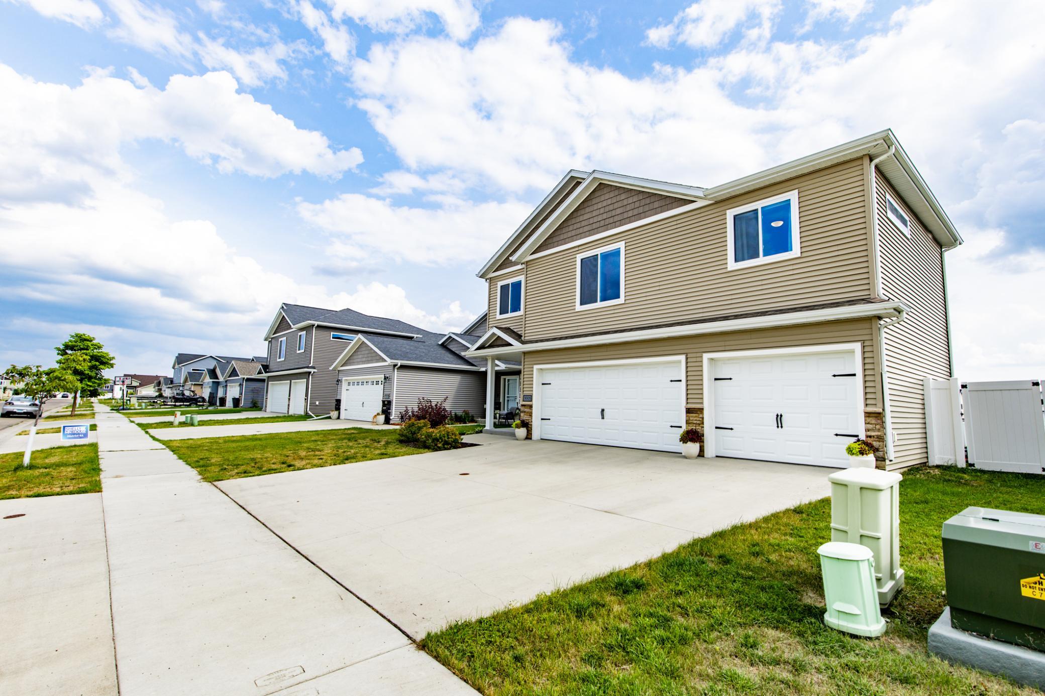 2019 single family home for sale at 3005 38th Avenue S in Moorhead, MN — 4 bed, 3 bath (photo 4 of 56)