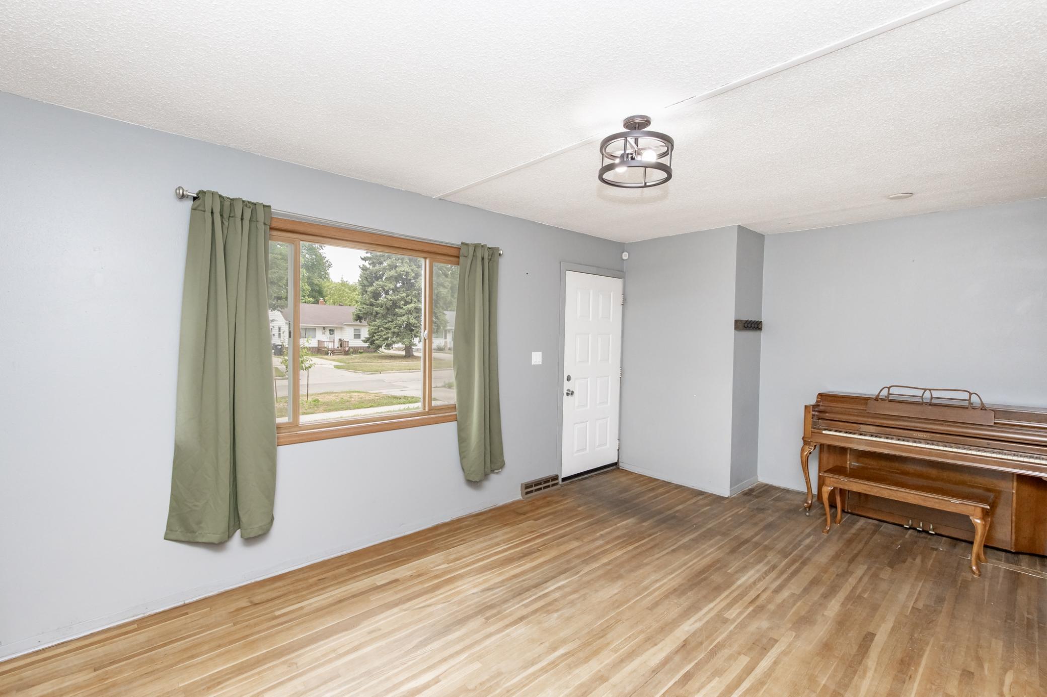 1542 13 1/2 Street S, Fargo ND 58103 - Photo 5 of 47