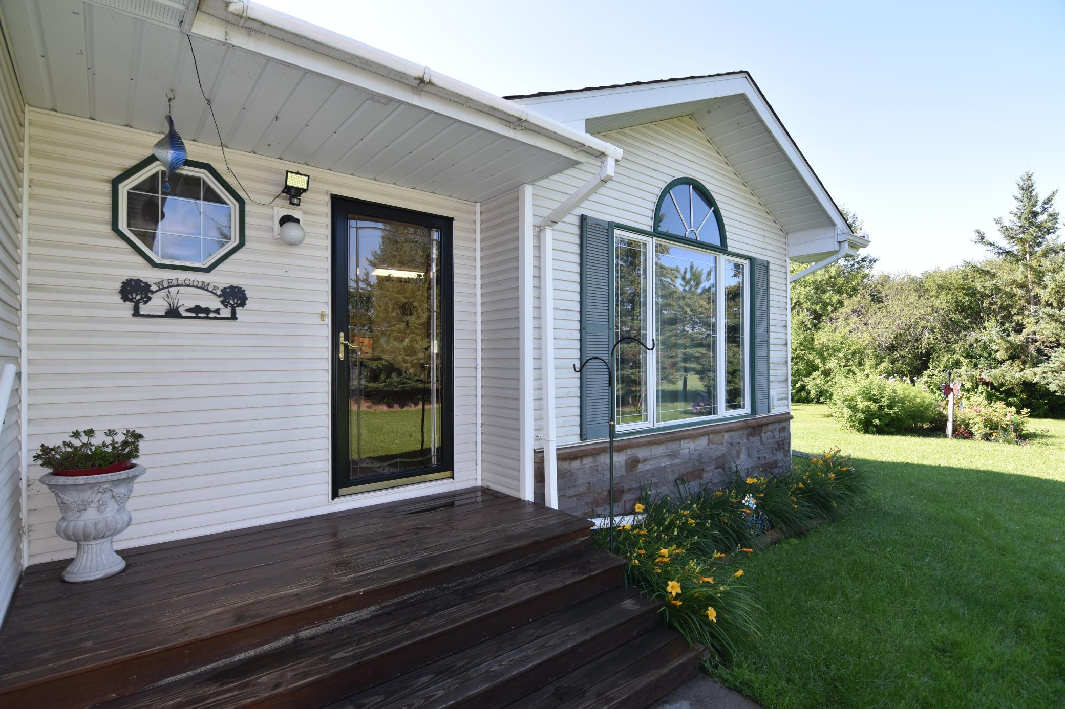 1999 single family home for sale at 220 4th Avenue SW in Baudette, MN — 3 bed, 2 bath (photo 2 of 34)