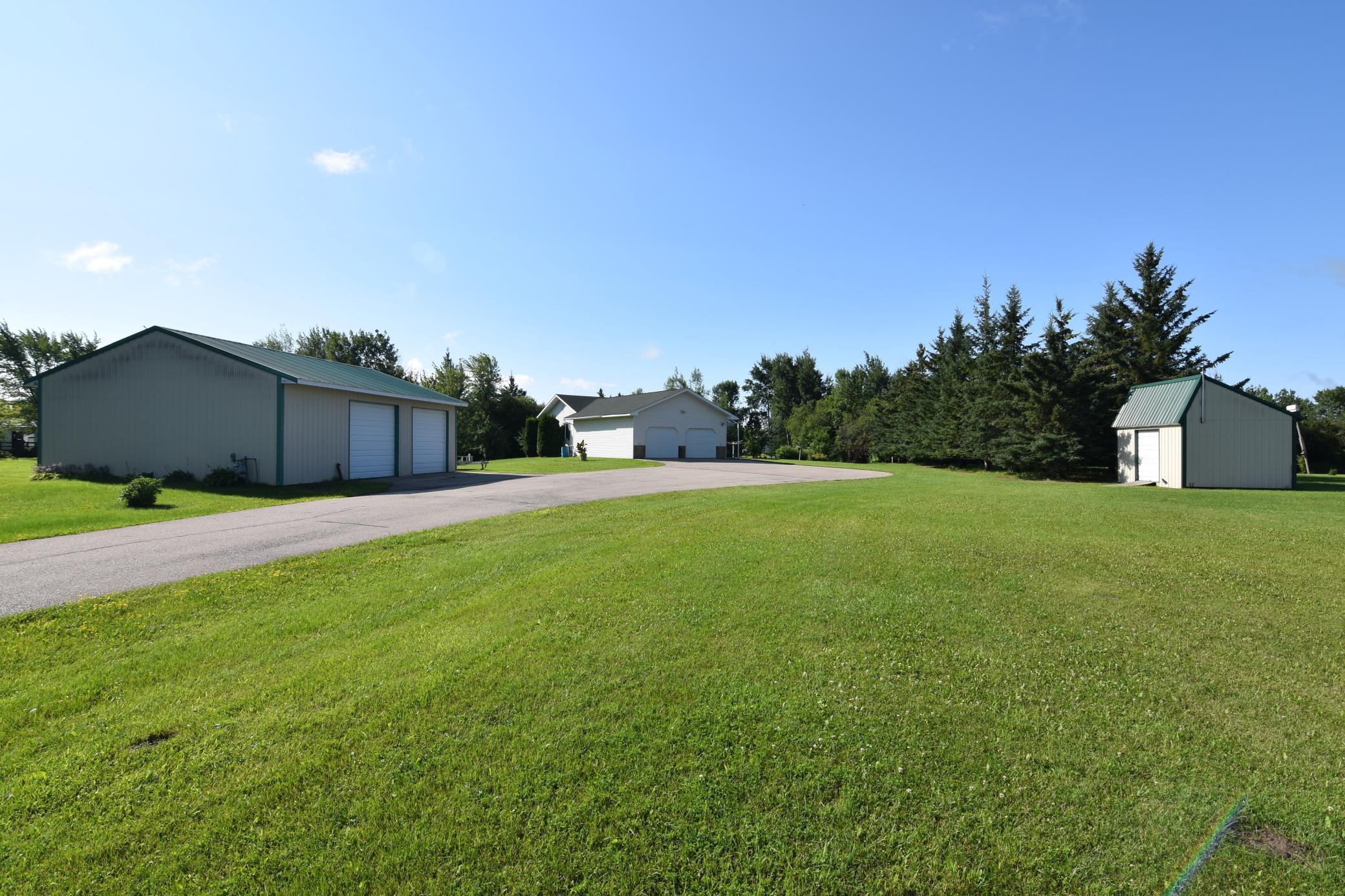 1999 single family home for sale at 220 4th Avenue SW in Baudette, MN — 3 bed, 2 bath (photo 3 of 34)