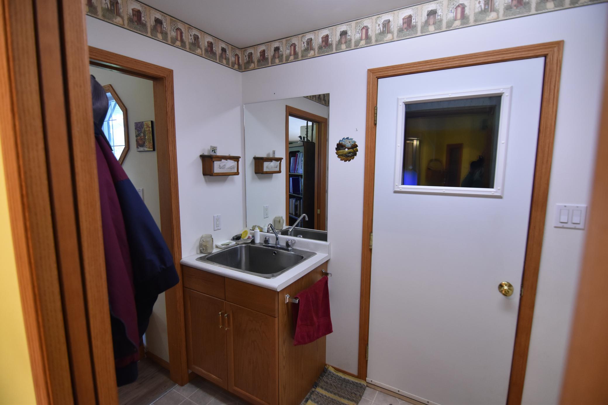 1999 single family home for sale at 220 4th Avenue SW in Baudette, MN — 3 bed, 2 bath (photo 23 of 34)
