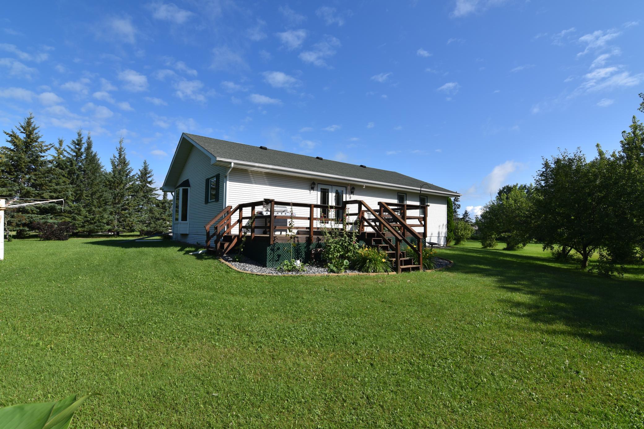1999 single family home for sale at 220 4th Avenue SW in Baudette, MN — 3 bed, 2 bath (photo 4 of 34)