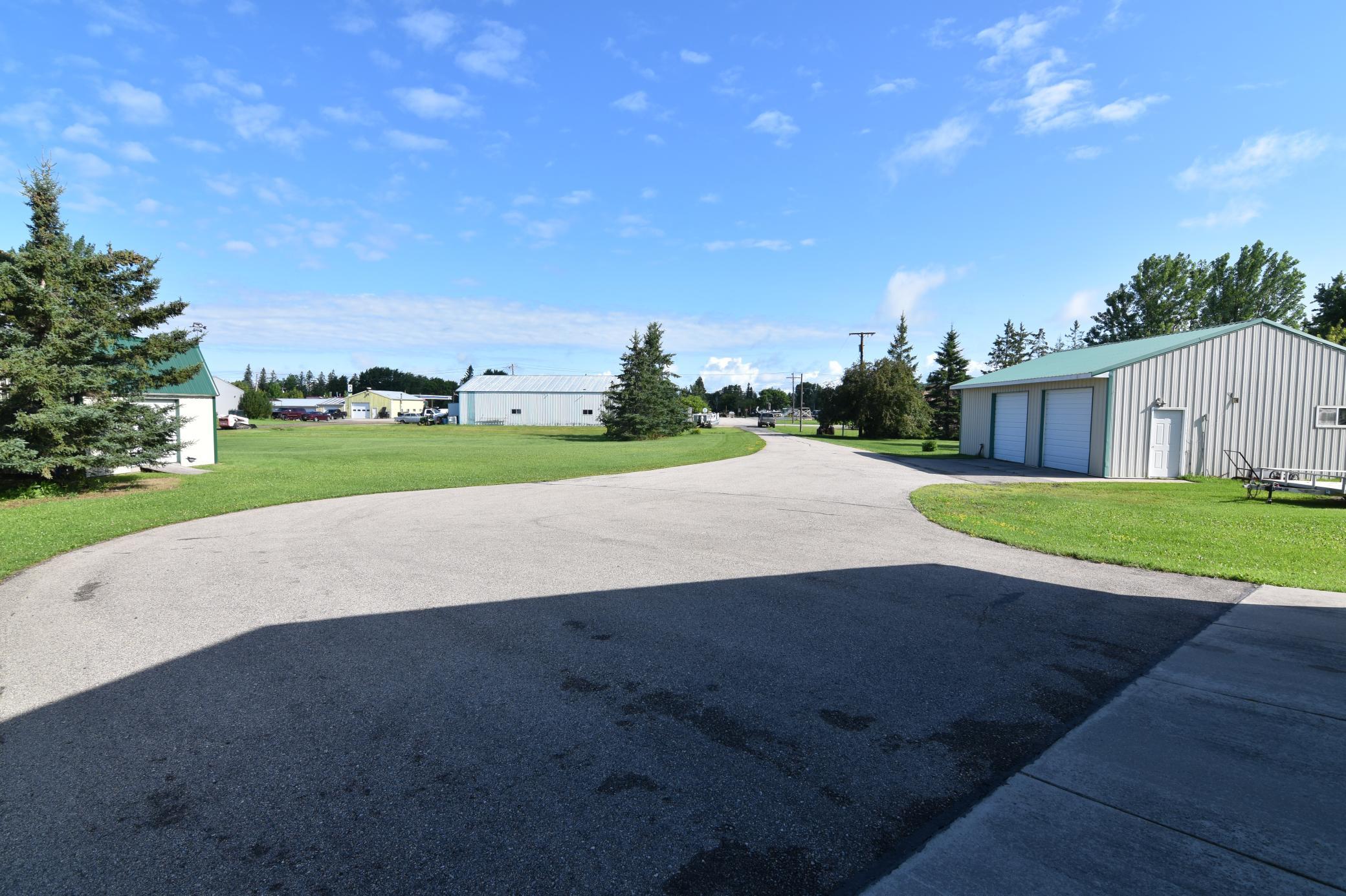 1999 single family home for sale at 220 4th Avenue SW in Baudette, MN — 3 bed, 2 bath (photo 6 of 34)