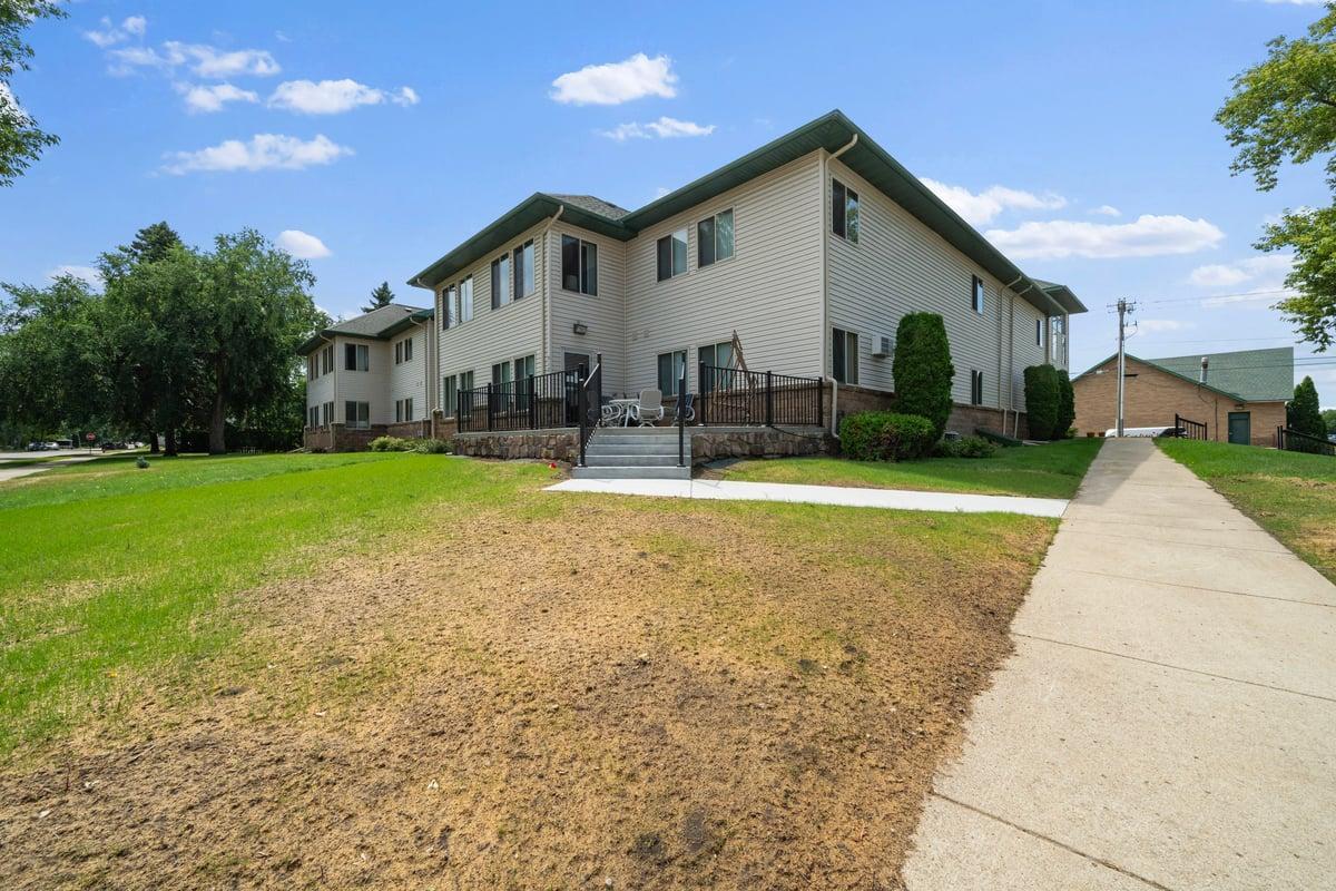 912 Hawthorne Street, Unit 104, Alexandria MN 56308 - Photo 2 of 43