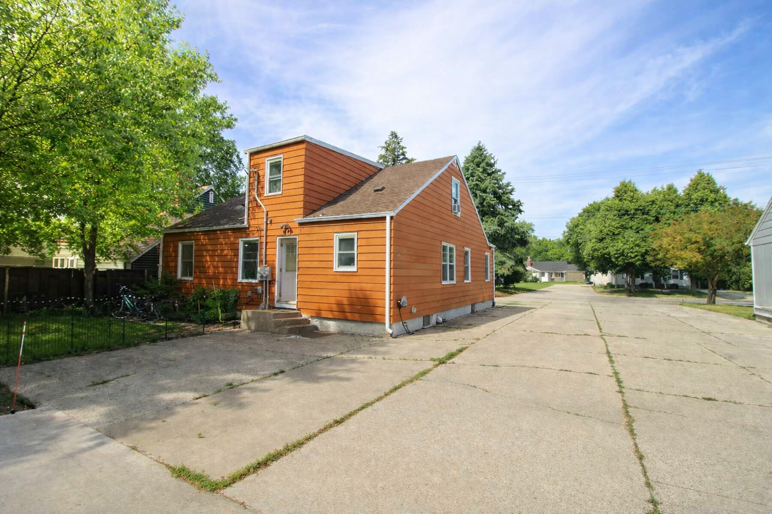 1948 single family home for sale at 420 14th Street S in Moorhead, MN — 8 bed, 2 bath (photo 7 of 57)